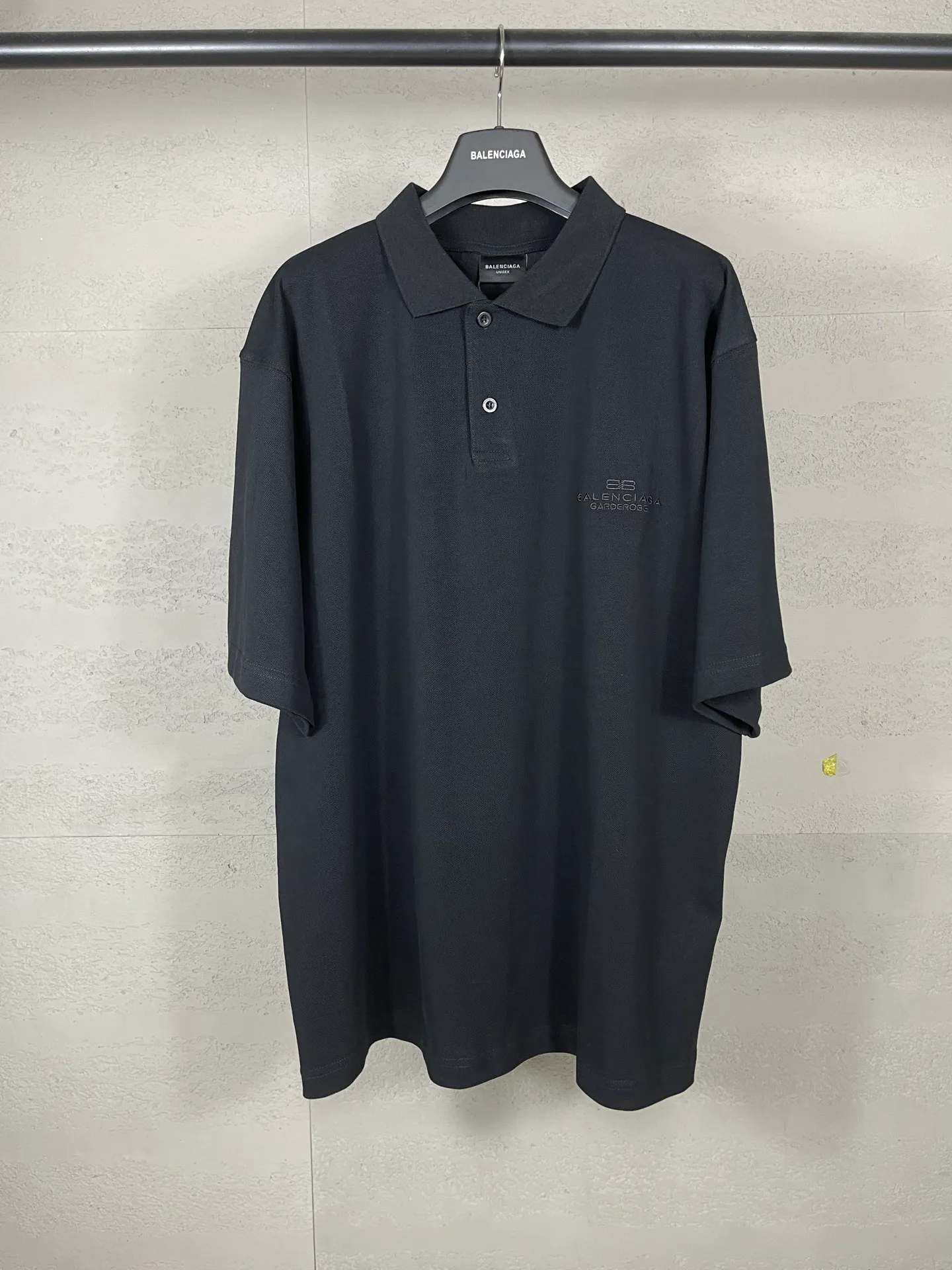 🅿️220 Real photos [Top version. Official website quality] BALENCI*GA/Paris #2025 new Paris letter LOGO embroidered POLO shirt, full of design, welcome to compare. The fabric is made of Paris ZP custom-woven and dyed cotton pique, with a weight of 260 grams. The cloth surface is clean. The cloth pattern is clear, soft and comfortable. The threads are woven and dyed with no color difference. The embroidered LOGO is embroidered using imported Tajima embroidery machine. The effect is three-dimensional. Restore the brick cabinet, adopt OS loose shoulder style. Same style for men and women. Coding: BL252218 Color: black, white Size: XS S M L