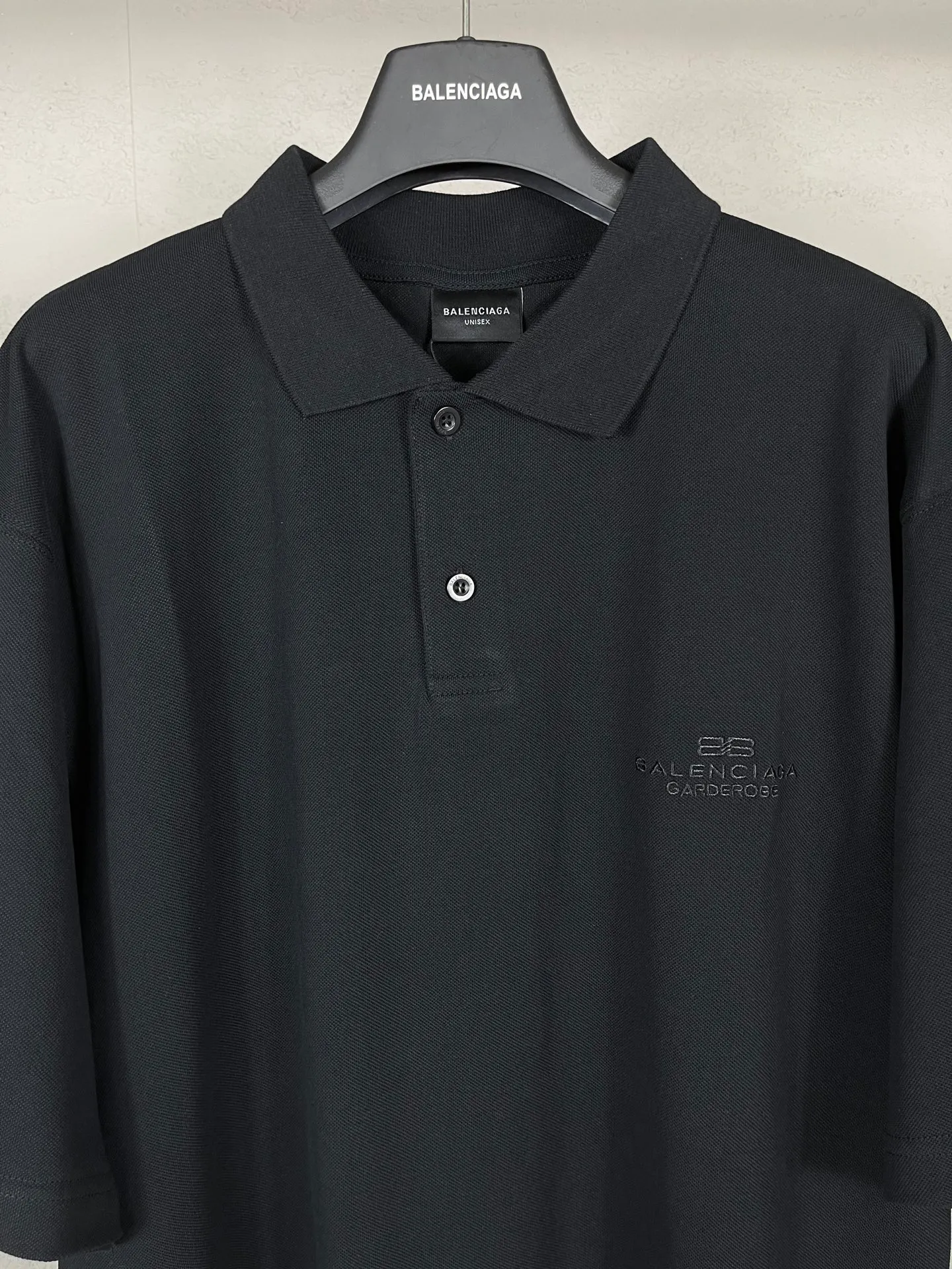 🅿️220 Real photos [Top version. Official website quality] BALENCI*GA/Paris #2025 new Paris letter LOGO embroidered POLO shirt, full of design, welcome to compare. The fabric is made of Paris ZP custom-woven and dyed cotton pique, with a weight of 260 grams. The cloth surface is clean. The cloth pattern is clear, soft and comfortable. The threads are woven and dyed with no color difference. The embroidered LOGO is embroidered using imported Tajima embroidery machine. The effect is three-dimensional. Restore the brick cabinet, adopt OS loose shoulder style. Same style for men and women. Coding: BL252218 Color: black, white Size: XS S M L