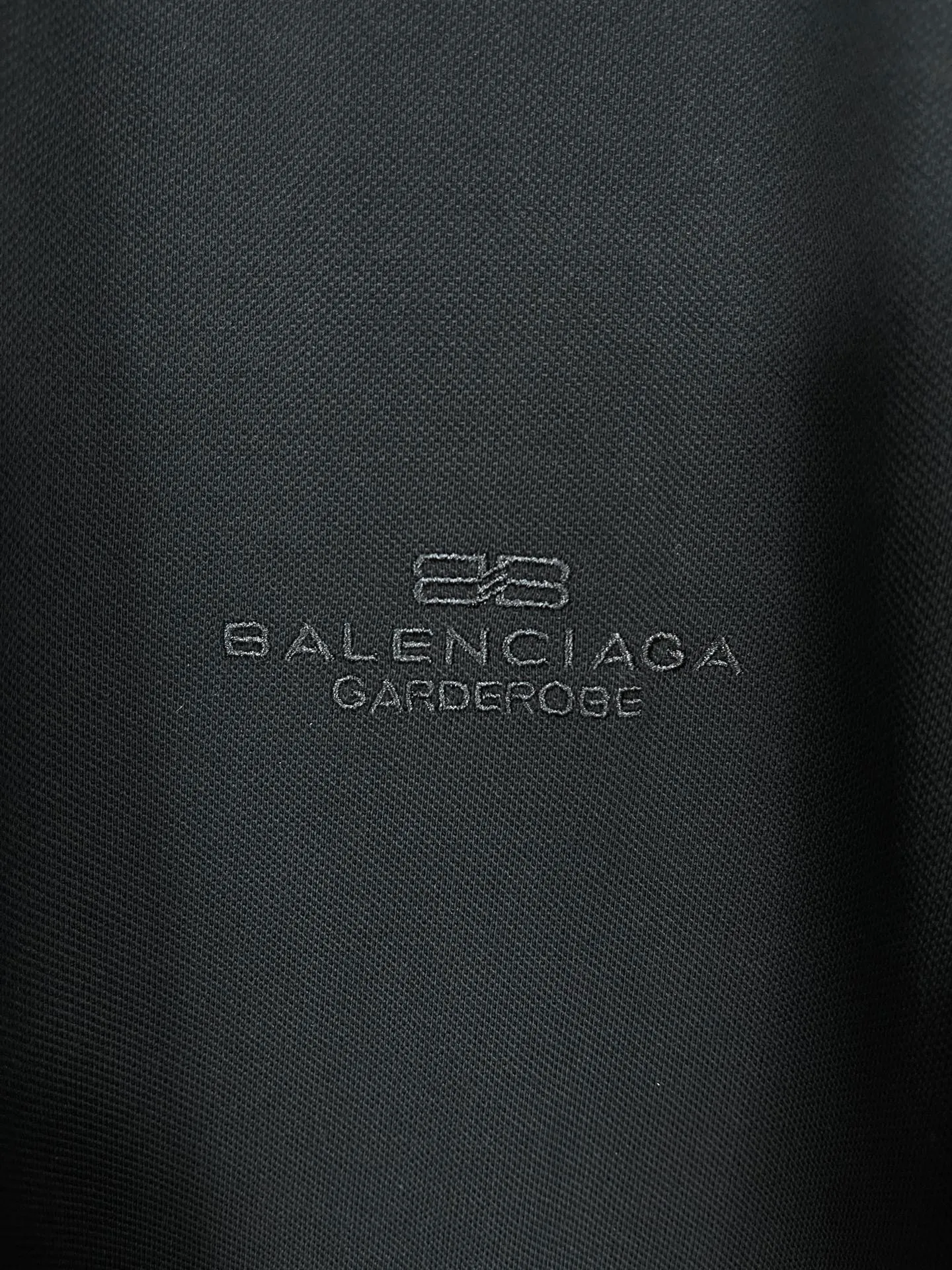 🅿️220 Real photos [Top version. Official website quality] BALENCI*GA/Paris #2025 new Paris letter LOGO embroidered POLO shirt, full of design, welcome to compare. The fabric is made of Paris ZP custom-woven and dyed cotton pique, with a weight of 260 grams. The cloth surface is clean. The cloth pattern is clear, soft and comfortable. The threads are woven and dyed with no color difference. The embroidered LOGO is embroidered using imported Tajima embroidery machine. The effect is three-dimensional. Restore the brick cabinet, adopt OS loose shoulder style. Same style for men and women. Coding: BL252218 Color: black, white Size: XS S M L