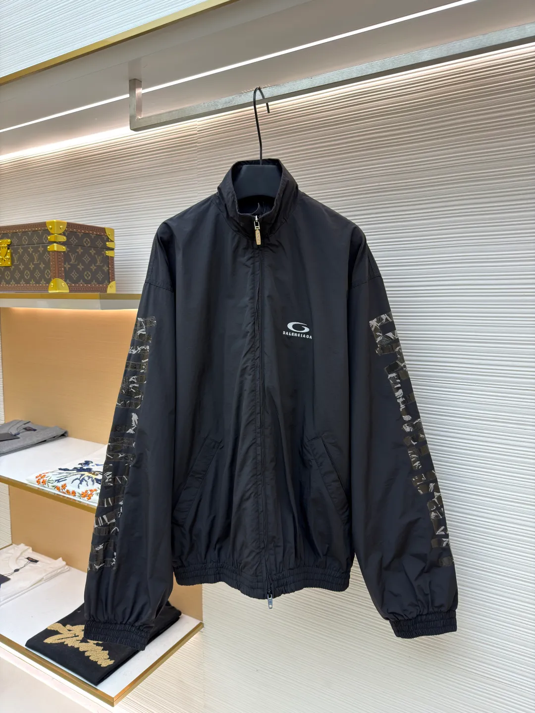 Balenciaga Arm Masking Tape Jacket ●Original version: Purchased and developed in 19319 ●Item number: 1681585-B25 ●Fabric: Regenerated nylon fabric ●Technology: Printing ●Color: black ●Version: loose fit ●Weight: about 640 grams ●Size: XS-S-M-L ●Description: This black jacket is made of high-density nylon fabric, which feels light and crisp and has good wind resistance. The stand-up collar design and two-way zipper are both warm and neat. The pattern on the sleeves uses high-precision printing technology. The colors are bright and the details are clear, highlighting the brand recognition. The body adopts a loose version with smooth tailoring, comfortable to wear and free of movement. The large pockets on both sides of the front are both practical and decorative. , the double-line reinforcement on the inside of the collar and cuffs enhances durability. The brand logo on the chest adopts precision embossing technology. The surface is multi-layered and has a uniform gloss, which is in sharp contrast with the black fabric. The inner edge is neatly bound and there are no excess threads. The overall design is simple and elegant, with exquisite details. From the fabric to the hardware accessories, it reflects the pursuit of quality. It is an ideal choice for daily wear and outdoor travel. Purchase the original version for development, order the color and dye it, and feel free to compare it with any version on the market!