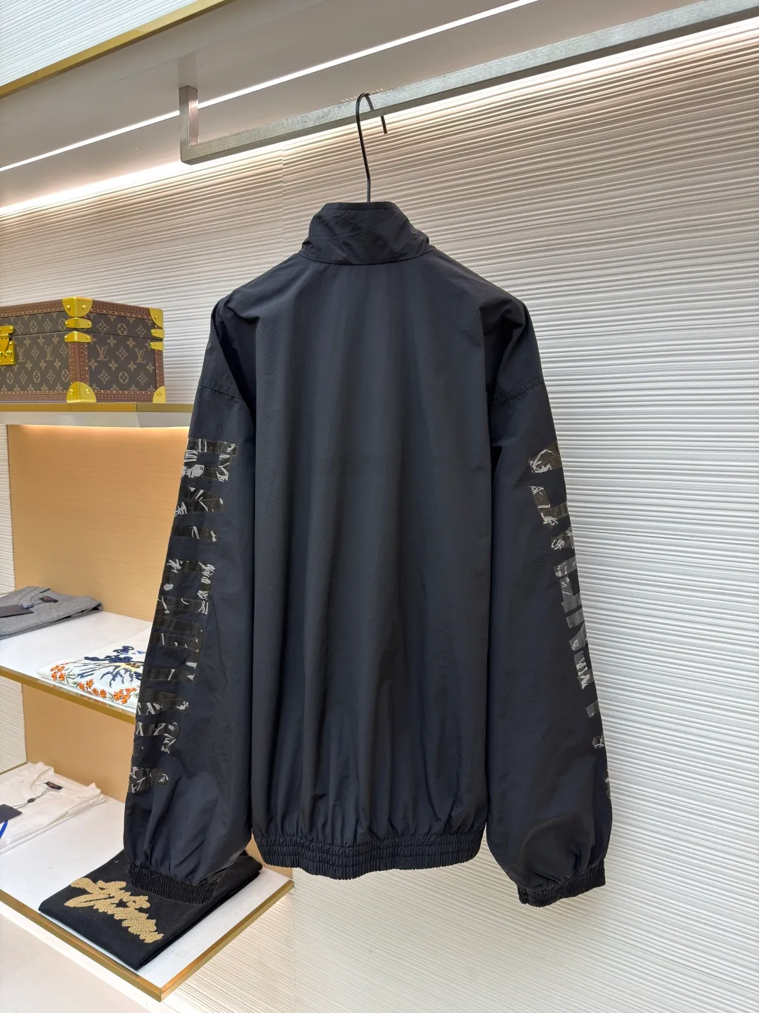 Balenciaga Arm Masking Tape Jacket ●Original version: Purchased and developed in 19319 ●Item number: 1681585-B25 ●Fabric: Regenerated nylon fabric ●Technology: Printing ●Color: black ●Version: loose fit ●Weight: about 640 grams ●Size: XS-S-M-L ●Description: This black jacket is made of high-density nylon fabric, which feels light and crisp and has good wind resistance. The stand-up collar design and two-way zipper are both warm and neat. The pattern on the sleeves uses high-precision printing technology. The colors are bright and the details are clear, highlighting the brand recognition. The body adopts a loose version with smooth tailoring, comfortable to wear and free of movement. The large pockets on both sides of the front are both practical and decorative. , the double-line reinforcement on the inside of the collar and cuffs enhances durability. The brand logo on the chest adopts precision embossing technology. The surface is multi-layered and has a uniform gloss, which is in sharp contrast with the black fabric. The inner edge is neatly bound and there are no excess threads. The overall design is simple and elegant, with exquisite details. From the fabric to the hardware accessories, it reflects the pursuit of quality. It is an ideal choice for daily wear and outdoor travel. Purchase the original version for development, order the color and dye it, and feel free to compare it with any version on the market!