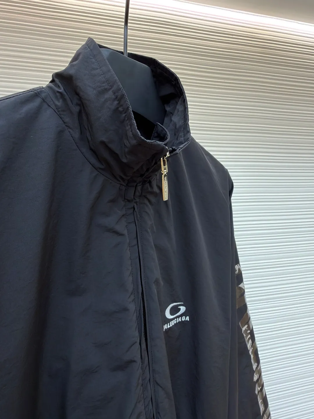 Balenciaga Arm Masking Tape Jacket ●Original version: Purchased and developed in 19319 ●Item number: 1681585-B25 ●Fabric: Regenerated nylon fabric ●Technology: Printing ●Color: black ●Version: loose fit ●Weight: about 640 grams ●Size: XS-S-M-L ●Description: This black jacket is made of high-density nylon fabric, which feels light and crisp and has good wind resistance. The stand-up collar design and two-way zipper are both warm and neat. The pattern on the sleeves uses high-precision printing technology. The colors are bright and the details are clear, highlighting the brand recognition. The body adopts a loose version with smooth tailoring, comfortable to wear and free of movement. The large pockets on both sides of the front are both practical and decorative. , the double-line reinforcement on the inside of the collar and cuffs enhances durability. The brand logo on the chest adopts precision embossing technology. The surface is multi-layered and has a uniform gloss, which is in sharp contrast with the black fabric. The inner edge is neatly bound and there are no excess threads. The overall design is simple and elegant, with exquisite details. From the fabric to the hardware accessories, it reflects the pursuit of quality. It is an ideal choice for daily wear and outdoor travel. Purchase the original version for development, order the color and dye it, and feel free to compare it with any version on the market!