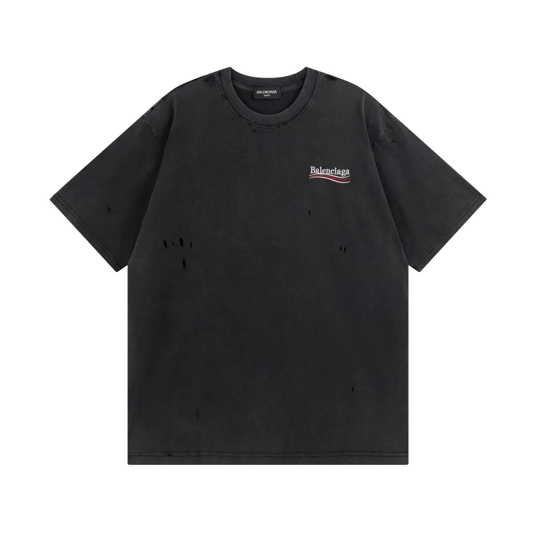 🅿️174 Detailed picture [Top version. Official website quality] BALENCI*GA/Paris. Coke embroidered washed distressed short-sleeved T-shirt. Brick cabinet synchronization. The fabric is made of Paris ZP custom-woven and dyed 100% cotton double yarn compact cotton. The weight is 260 grams, the cloth surface is clean. The cloth pattern is clear, soft and comfortable, and the thread is dyed with no color difference. The classic pattern is embroidered using an imported Tajima embroidery machine. The lines are precise and the effect is three-dimensional. Restored brick cabinets. The garments are washed and worn with heavy craftsmanship. Hand-polished. Different market currency. Welcome to compare. The version adopts the OS loose shoulder version. The same style for men and women. Code: BL223026 Color: Washed Black Size: XS S M L
