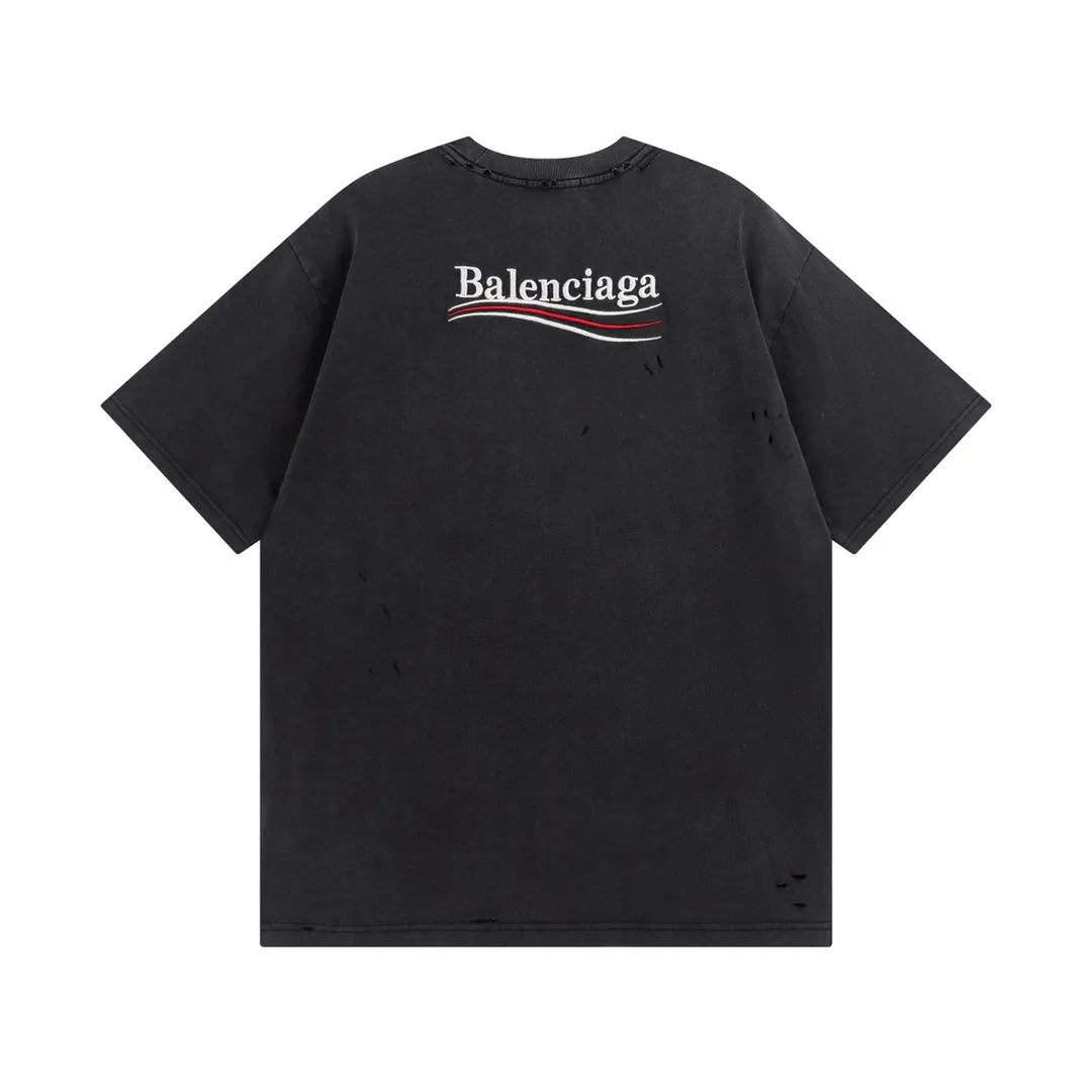 🅿️174 Detailed picture [Top version. Official website quality] BALENCI*GA/Paris. Coke embroidered washed distressed short-sleeved T-shirt. Brick cabinet synchronization. The fabric is made of Paris ZP custom-woven and dyed 100% cotton double yarn compact cotton. The weight is 260 grams, the cloth surface is clean. The cloth pattern is clear, soft and comfortable, and the thread is dyed with no color difference. The classic pattern is embroidered using an imported Tajima embroidery machine. The lines are precise and the effect is three-dimensional. Restored brick cabinets. The garments are washed and worn with heavy craftsmanship. Hand-polished. Different market currency. Welcome to compare. The version adopts the OS loose shoulder version. The same style for men and women. Code: BL223026 Color: Washed Black Size: XS S M L