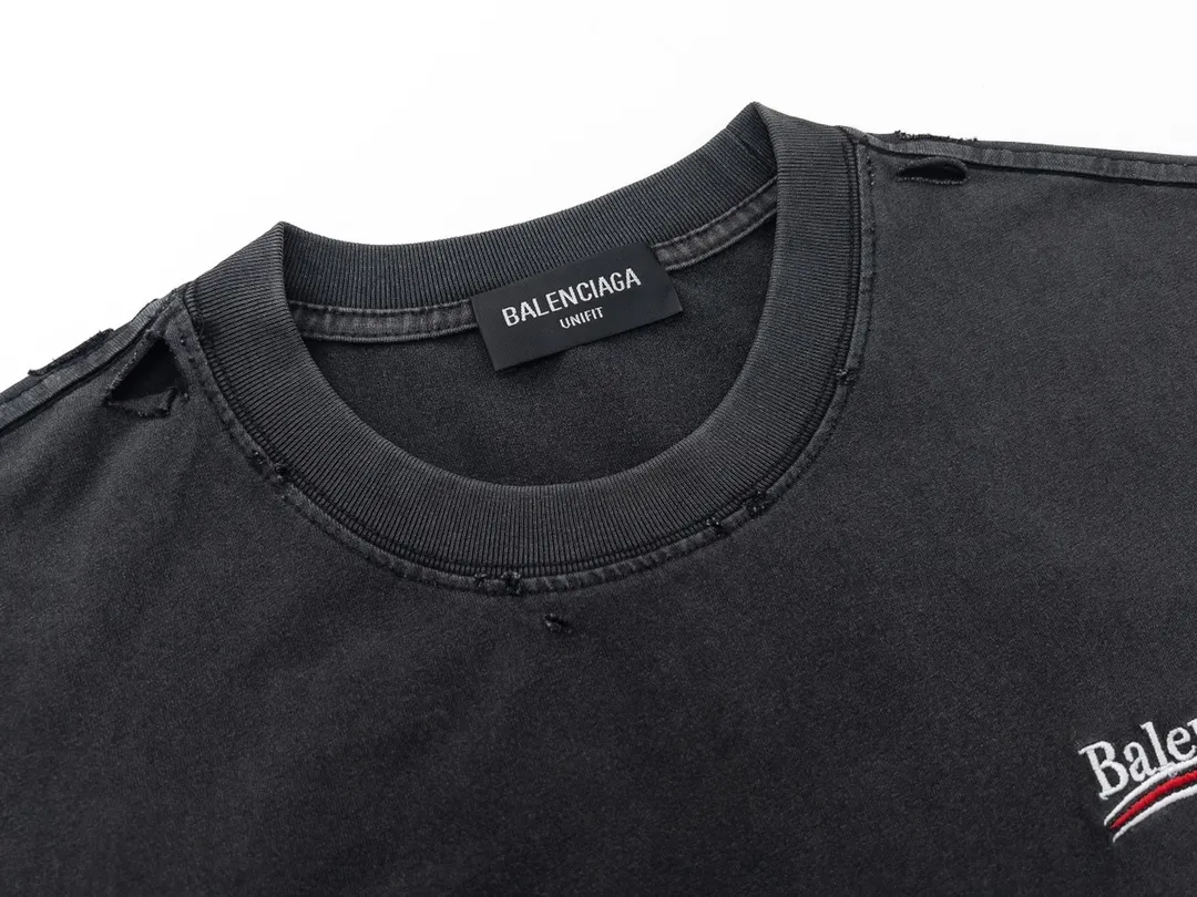 🅿️174 Detailed picture [Top version. Official website quality] BALENCI*GA/Paris. Coke embroidered washed distressed short-sleeved T-shirt. Brick cabinet synchronization. The fabric is made of Paris ZP custom-woven and dyed 100% cotton double yarn compact cotton. The weight is 260 grams, the cloth surface is clean. The cloth pattern is clear, soft and comfortable, and the thread is dyed with no color difference. The classic pattern is embroidered using an imported Tajima embroidery machine. The lines are precise and the effect is three-dimensional. Restored brick cabinets. The garments are washed and worn with heavy craftsmanship. Hand-polished. Different market currency. Welcome to compare. The version adopts the OS loose shoulder version. The same style for men and women. Code: BL223026 Color: Washed Black Size: XS S M L