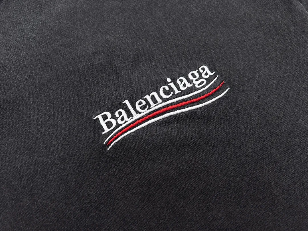 🅿️174 Detailed picture [Top version. Official website quality] BALENCI*GA/Paris. Coke embroidered washed distressed short-sleeved T-shirt. Brick cabinet synchronization. The fabric is made of Paris ZP custom-woven and dyed 100% cotton double yarn compact cotton. The weight is 260 grams, the cloth surface is clean. The cloth pattern is clear, soft and comfortable, and the thread is dyed with no color difference. The classic pattern is embroidered using an imported Tajima embroidery machine. The lines are precise and the effect is three-dimensional. Restored brick cabinets. The garments are washed and worn with heavy craftsmanship. Hand-polished. Different market currency. Welcome to compare. The version adopts the OS loose shoulder version. The same style for men and women. Code: BL223026 Color: Washed Black Size: XS S M L