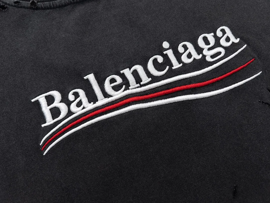 🅿️174 Detailed picture [Top version. Official website quality] BALENCI*GA/Paris. Coke embroidered washed distressed short-sleeved T-shirt. Brick cabinet synchronization. The fabric is made of Paris ZP custom-woven and dyed 100% cotton double yarn compact cotton. The weight is 260 grams, the cloth surface is clean. The cloth pattern is clear, soft and comfortable, and the thread is dyed with no color difference. The classic pattern is embroidered using an imported Tajima embroidery machine. The lines are precise and the effect is three-dimensional. Restored brick cabinets. The garments are washed and worn with heavy craftsmanship. Hand-polished. Different market currency. Welcome to compare. The version adopts the OS loose shoulder version. The same style for men and women. Code: BL223026 Color: Washed Black Size: XS S M L