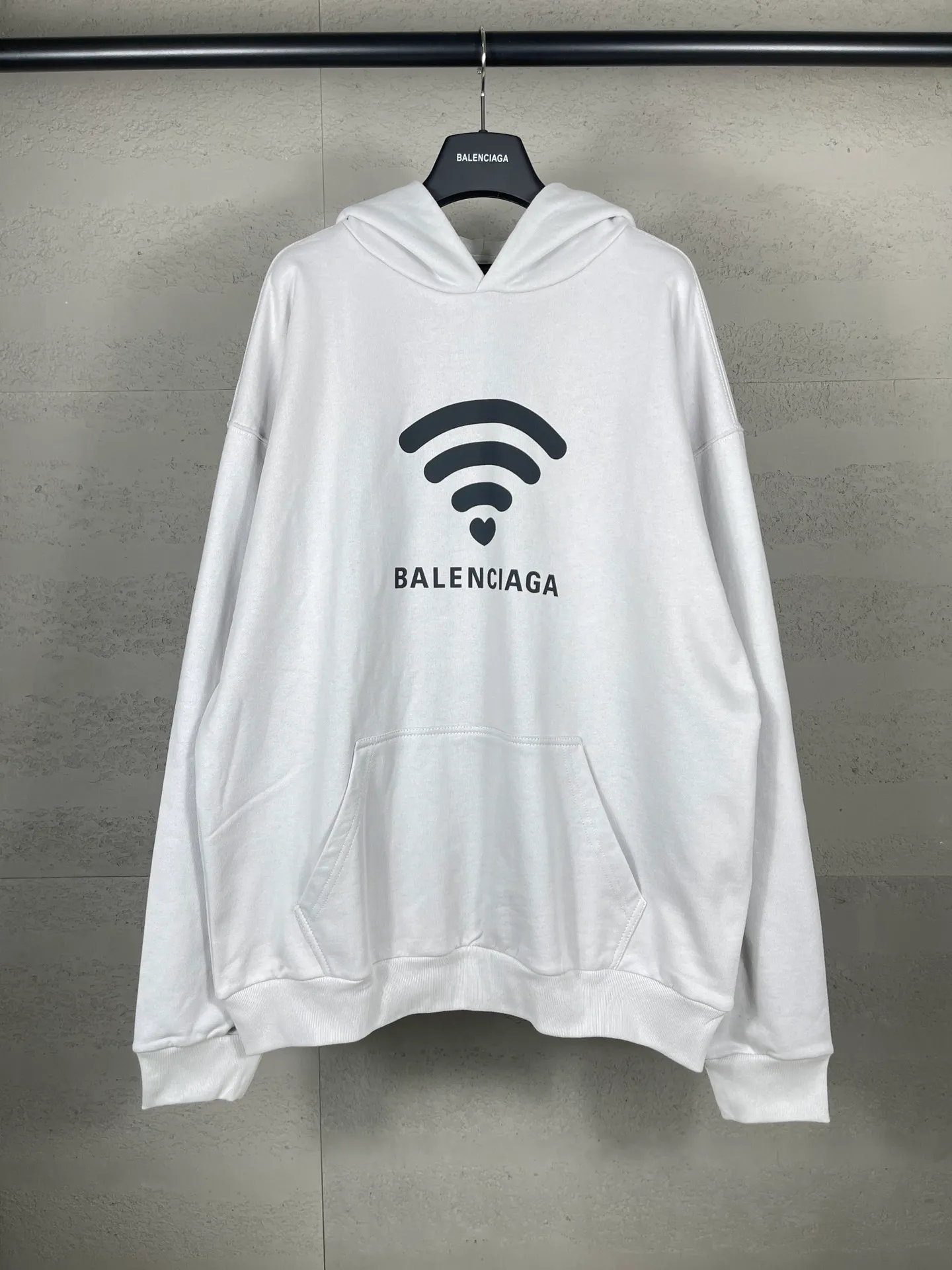 🅿️300 real photos [Top version. Official website quality] BALENCI*GA/Paris. 2024 limited edition. 520 limited edition WI-FI catwalk style printed hooded sweatshirt, synchronized with brick cabinets. Developed genuine product in the first time, enjoy printing and comparison! The fabric is made of Paris ZP custom-woven and dyed cotton sweatshirt. Weighing 460 grams, the cloth surface is clean. The cloth pattern is clear, soft and comfortable. The threads are dyed with no color difference. The printing uses environmentally friendly imported materials. The letters are clear and the effect is three-dimensional. The version adopts OS loose shoulder design. Same style for men and women. Code: BL238915 Color: black, off-white Size: XS S M L