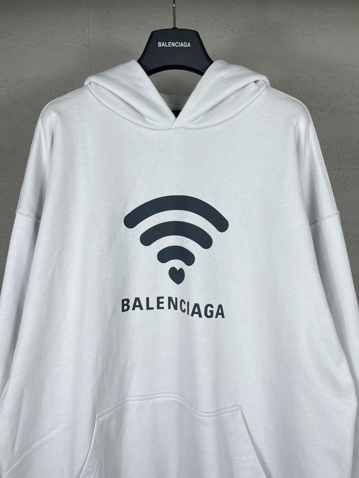 🅿️300 real photos [Top version. Official website quality] BALENCI*GA/Paris. 2024 limited edition. 520 limited edition WI-FI catwalk style printed hooded sweatshirt, synchronized with brick cabinets. Developed genuine product in the first time, enjoy printing and comparison! The fabric is made of Paris ZP custom-woven and dyed cotton sweatshirt. Weighing 460 grams, the cloth surface is clean. The cloth pattern is clear, soft and comfortable. The threads are dyed with no color difference. The printing uses environmentally friendly imported materials. The letters are clear and the effect is three-dimensional. The version adopts OS loose shoulder design. Same style for men and women. Code: BL238915 Color: black, off-white Size: XS S M L