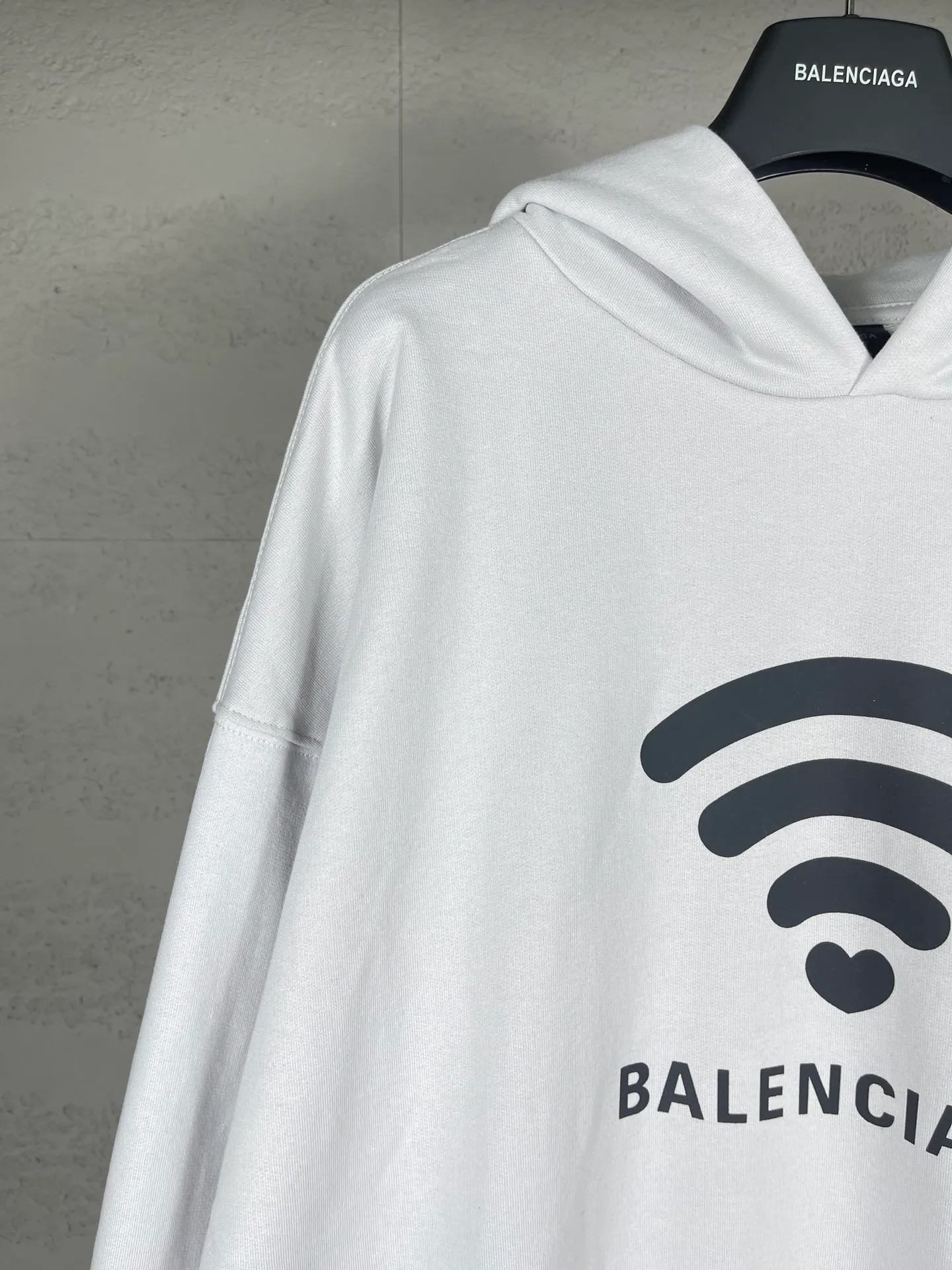🅿️300 real photos [Top version. Official website quality] BALENCI*GA/Paris. 2024 limited edition. 520 limited edition WI-FI catwalk style printed hooded sweatshirt, synchronized with brick cabinets. Developed genuine product in the first time, enjoy printing and comparison! The fabric is made of Paris ZP custom-woven and dyed cotton sweatshirt. Weighing 460 grams, the cloth surface is clean. The cloth pattern is clear, soft and comfortable. The threads are dyed with no color difference. The printing uses environmentally friendly imported materials. The letters are clear and the effect is three-dimensional. The version adopts OS loose shoulder design. Same style for men and women. Code: BL238915 Color: black, off-white Size: XS S M L