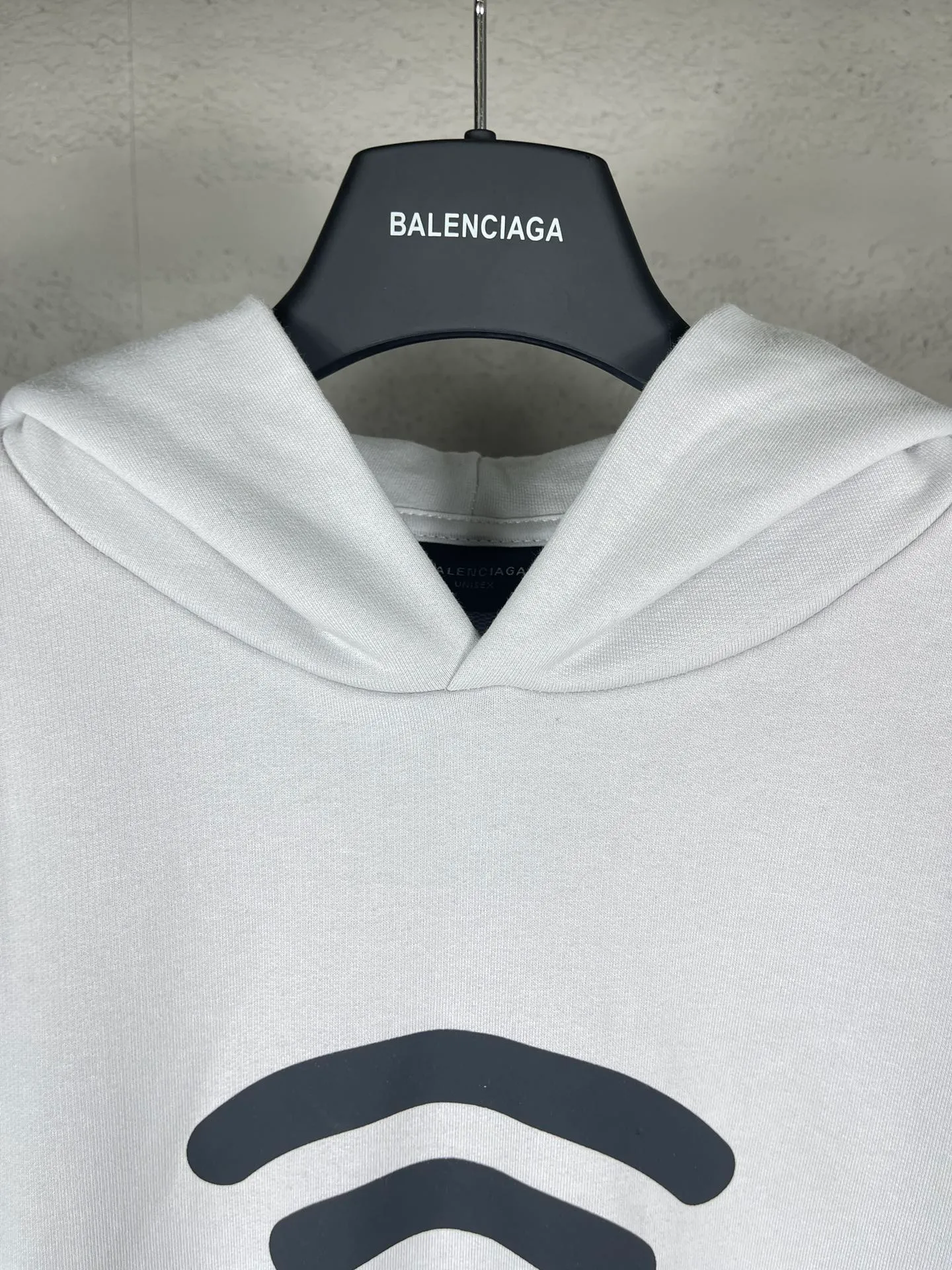 🅿️300 real photos [Top version. Official website quality] BALENCI*GA/Paris. 2024 limited edition. 520 limited edition WI-FI catwalk style printed hooded sweatshirt, synchronized with brick cabinets. Developed genuine product in the first time, enjoy printing and comparison! The fabric is made of Paris ZP custom-woven and dyed cotton sweatshirt. Weighing 460 grams, the cloth surface is clean. The cloth pattern is clear, soft and comfortable. The threads are dyed with no color difference. The printing uses environmentally friendly imported materials. The letters are clear and the effect is three-dimensional. The version adopts OS loose shoulder design. Same style for men and women. Code: BL238915 Color: black, off-white Size: XS S M L