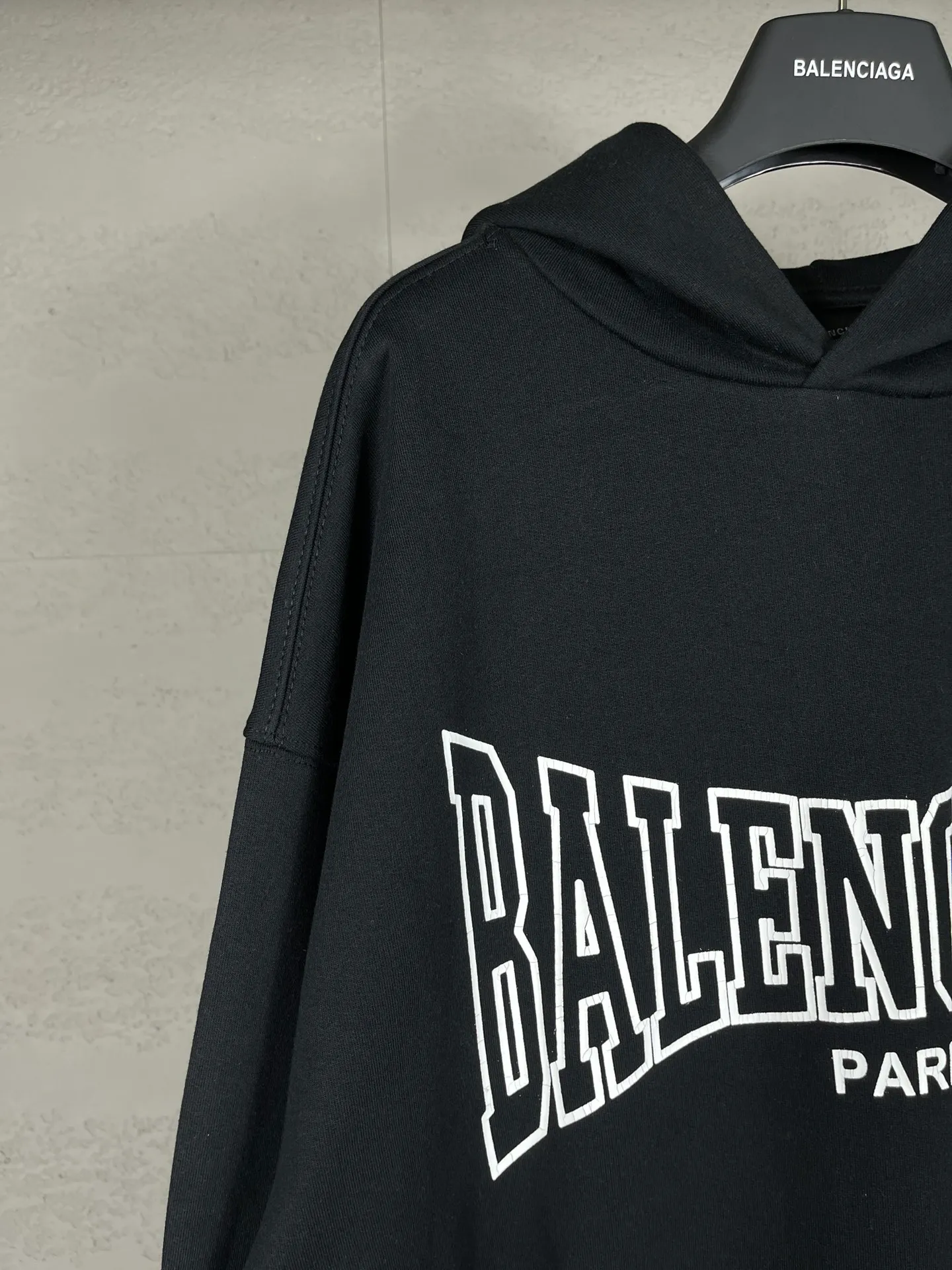 🅿️320 real photos [Top version. Official website quality] BALENCI*GA/Paris. SS25 latest model, classic LOGO art crack print short-sleeved hooded sweatshirt. Brick cabinet synchronization. Genuine product developed in the first time, happy to print and compare! The fabric is made of Paris ZP custom-woven and dyed cotton sweatshirt. Weighing 460 grams, the cloth surface is clean. The cloth pattern is clear, soft and comfortable. The threads are dyed with no color difference. The printing uses environmentally friendly imported crack printing materials. The letters are clear and the effect is three-dimensional. The version adopts OS loose shoulder design. Same style for men and women. Code: BL238956 Color: black, floral gray Size: XS S M L