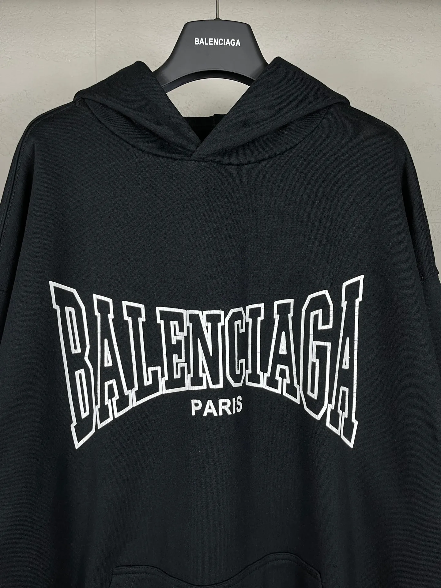 🅿️320 real photos [Top version. Official website quality] BALENCI*GA/Paris. SS25 latest model, classic LOGO art crack print short-sleeved hooded sweatshirt. Brick cabinet synchronization. Genuine product developed in the first time, happy to print and compare! The fabric is made of Paris ZP custom-woven and dyed cotton sweatshirt. Weighing 460 grams, the cloth surface is clean. The cloth pattern is clear, soft and comfortable. The threads are dyed with no color difference. The printing uses environmentally friendly imported crack printing materials. The letters are clear and the effect is three-dimensional. The version adopts OS loose shoulder design. Same style for men and women. Code: BL238956 Color: black, floral gray Size: XS S M L