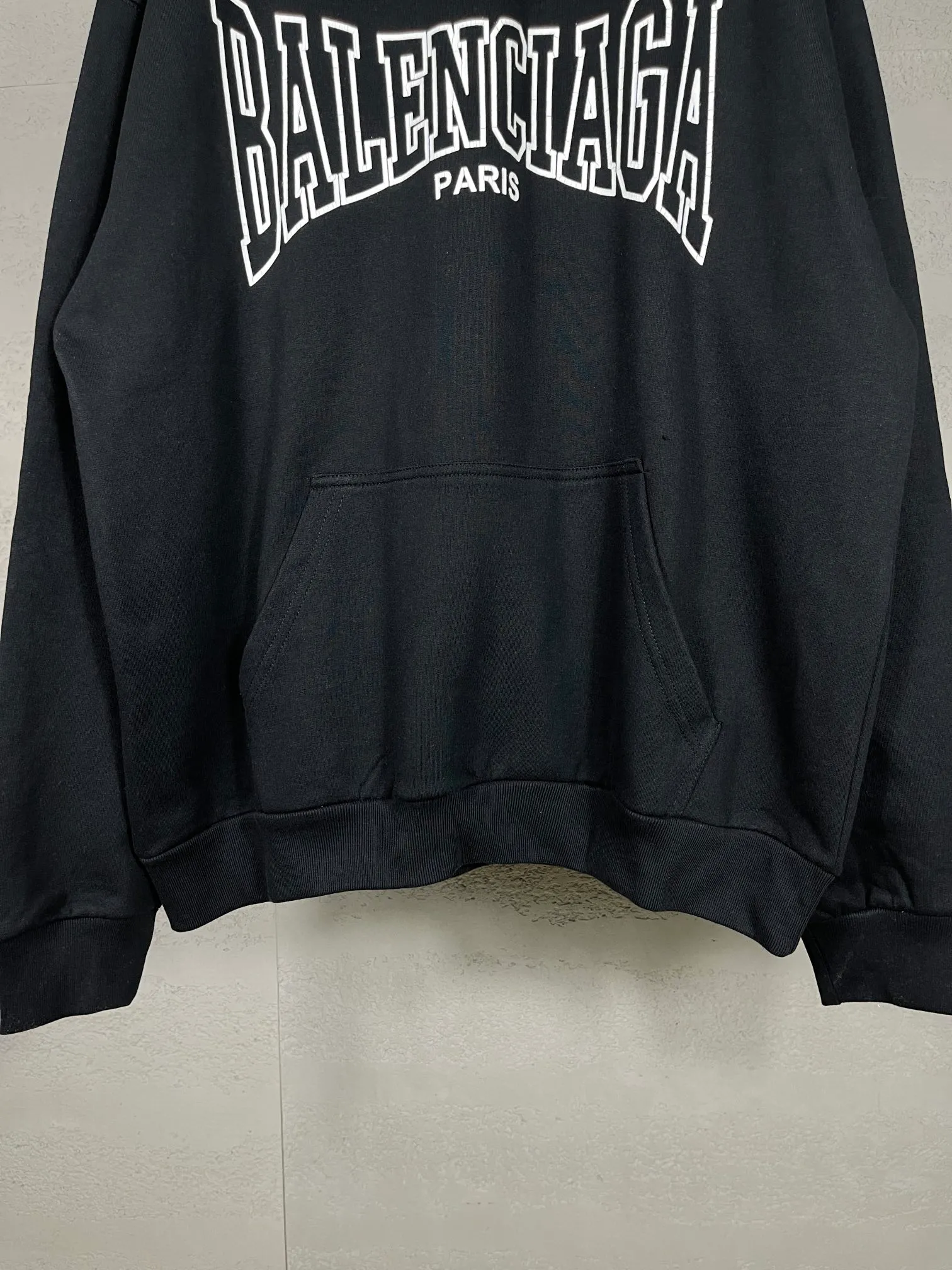 🅿️320 real photos [Top version. Official website quality] BALENCI*GA/Paris. SS25 latest model, classic LOGO art crack print short-sleeved hooded sweatshirt. Brick cabinet synchronization. Genuine product developed in the first time, happy to print and compare! The fabric is made of Paris ZP custom-woven and dyed cotton sweatshirt. Weighing 460 grams, the cloth surface is clean. The cloth pattern is clear, soft and comfortable. The threads are dyed with no color difference. The printing uses environmentally friendly imported crack printing materials. The letters are clear and the effect is three-dimensional. The version adopts OS loose shoulder design. Same style for men and women. Code: BL238956 Color: black, floral gray Size: XS S M L