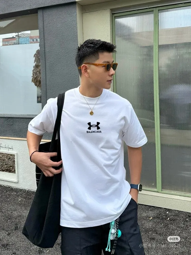 ♻️💯Refer to the model picture for the upper body❤️The top version of Balenciaga Under Armor printed round neck short-sleeved T-shirt. Purchase the original pattern and make a sample. Match the original fabric, pattern and details. Fabric: Made of 100% pure cotton fabric and imported cotton yarn. Soft, skin-friendly and non-irritating.  Craftsmanship: The clothing is a front-shoulder version, and all pieces are cut one-to-one by professional masters. Details: All accessories are genuine one-to-one custom-made and fully equipped, including the buttons on the front of the clothing.  Purchase the original benchmarking details fabric, high version, heavyweight high weight 320g double yarn pure cotton fabric color: black code number: XS S M L P: 290