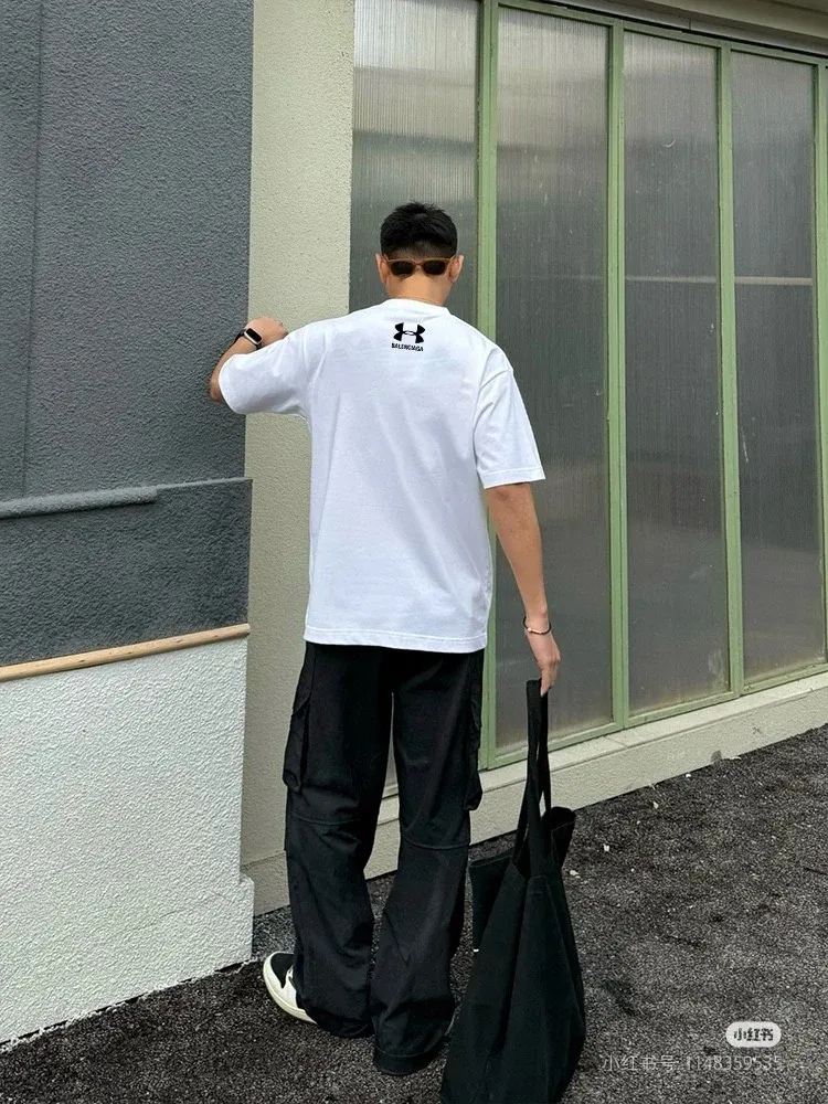 ♻️💯Refer to the model picture for the upper body❤️The top version of Balenciaga Under Armor printed round neck short-sleeved T-shirt. Purchase the original pattern and make a sample. Match the original fabric, pattern and details. Fabric: Made of 100% pure cotton fabric and imported cotton yarn. Soft, skin-friendly and non-irritating.  Craftsmanship: The clothing is a front-shoulder version, and all pieces are cut one-to-one by professional masters. Details: All accessories are genuine one-to-one custom-made and fully equipped, including the buttons on the front of the clothing.  Purchase the original benchmarking details fabric, high version, heavyweight high weight 320g double yarn pure cotton fabric color: black code number: XS S M L P: 290