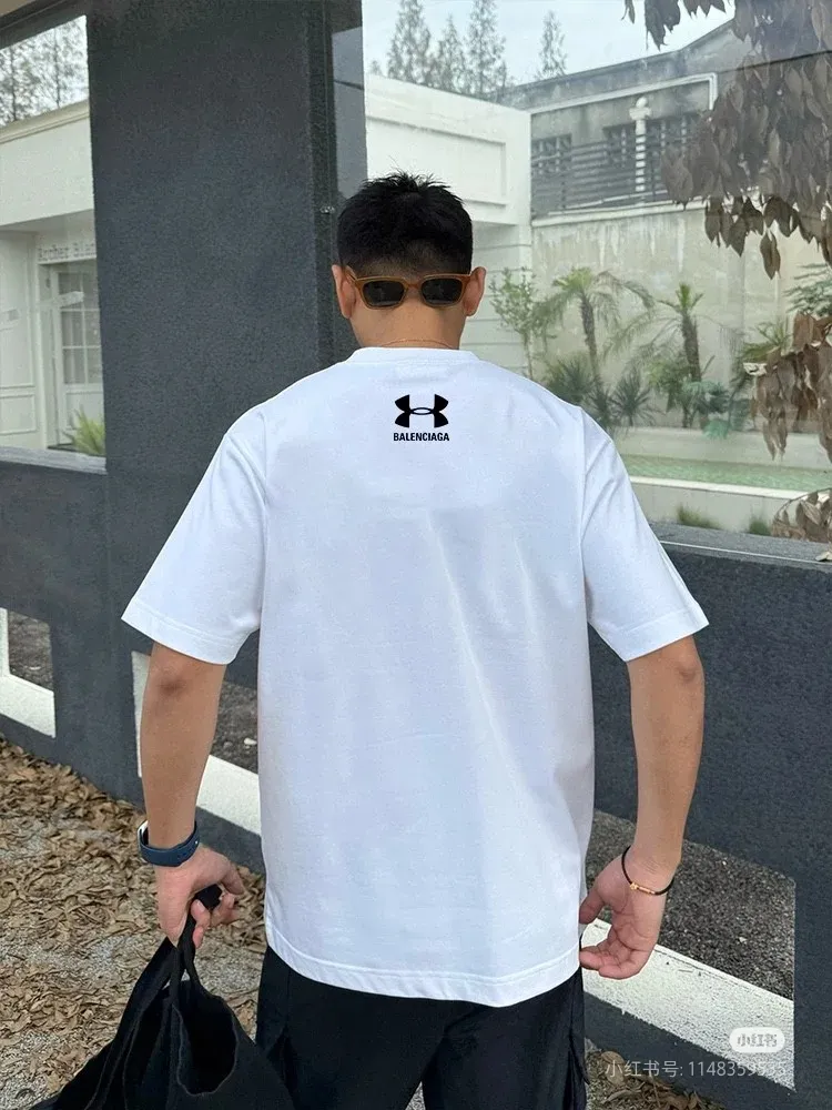 ♻️💯Refer to the model picture for the upper body❤️The top version of Balenciaga Under Armor printed round neck short-sleeved T-shirt. Purchase the original pattern and make a sample. Match the original fabric, pattern and details. Fabric: Made of 100% pure cotton fabric and imported cotton yarn. Soft, skin-friendly and non-irritating.  Craftsmanship: The clothing is a front-shoulder version, and all pieces are cut one-to-one by professional masters. Details: All accessories are genuine one-to-one custom-made and fully equipped, including the buttons on the front of the clothing.  Purchase the original benchmarking details fabric, high version, heavyweight high weight 320g double yarn pure cotton fabric color: black code number: XS S M L P: 290