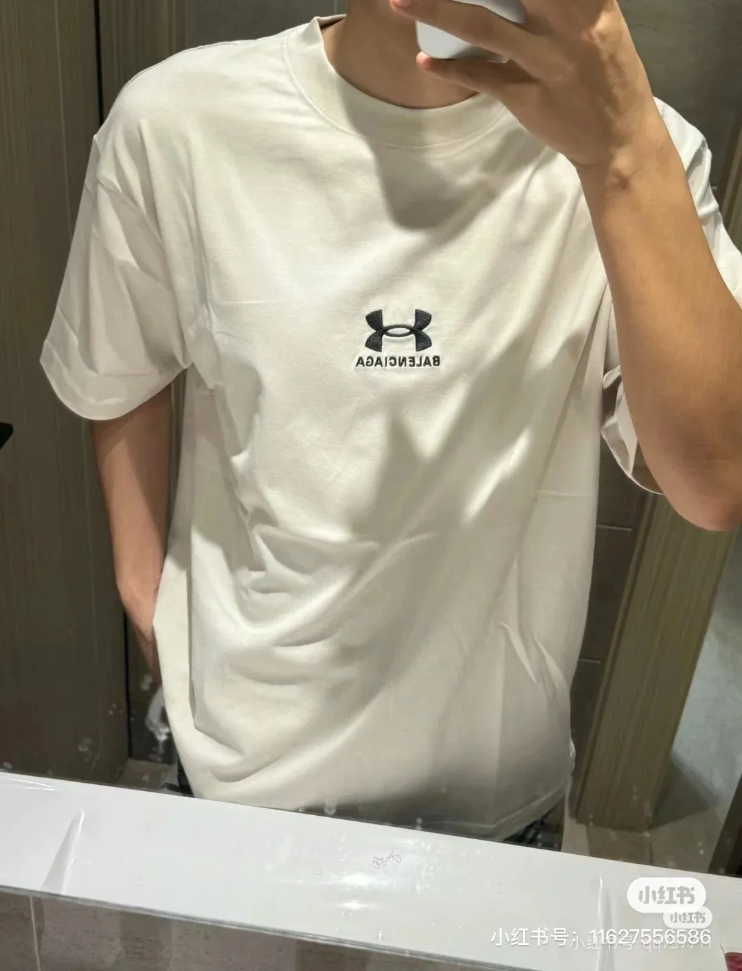 ♻️💯Refer to the model picture for the upper body❤️The top version of Balenciaga Under Armor printed round neck short-sleeved T-shirt. Purchase the original pattern and make a sample. Match the original fabric, pattern and details. Fabric: Made of 100% pure cotton fabric and imported cotton yarn. Soft, skin-friendly and non-irritating.  Craftsmanship: The clothing is a front-shoulder version, and all pieces are cut one-to-one by professional masters. Details: All accessories are genuine one-to-one custom-made and fully equipped, including the buttons on the front of the clothing.  Purchase the original benchmarking details fabric, high version, heavyweight high weight 320g double yarn pure cotton fabric color: black code number: XS S M L P: 290