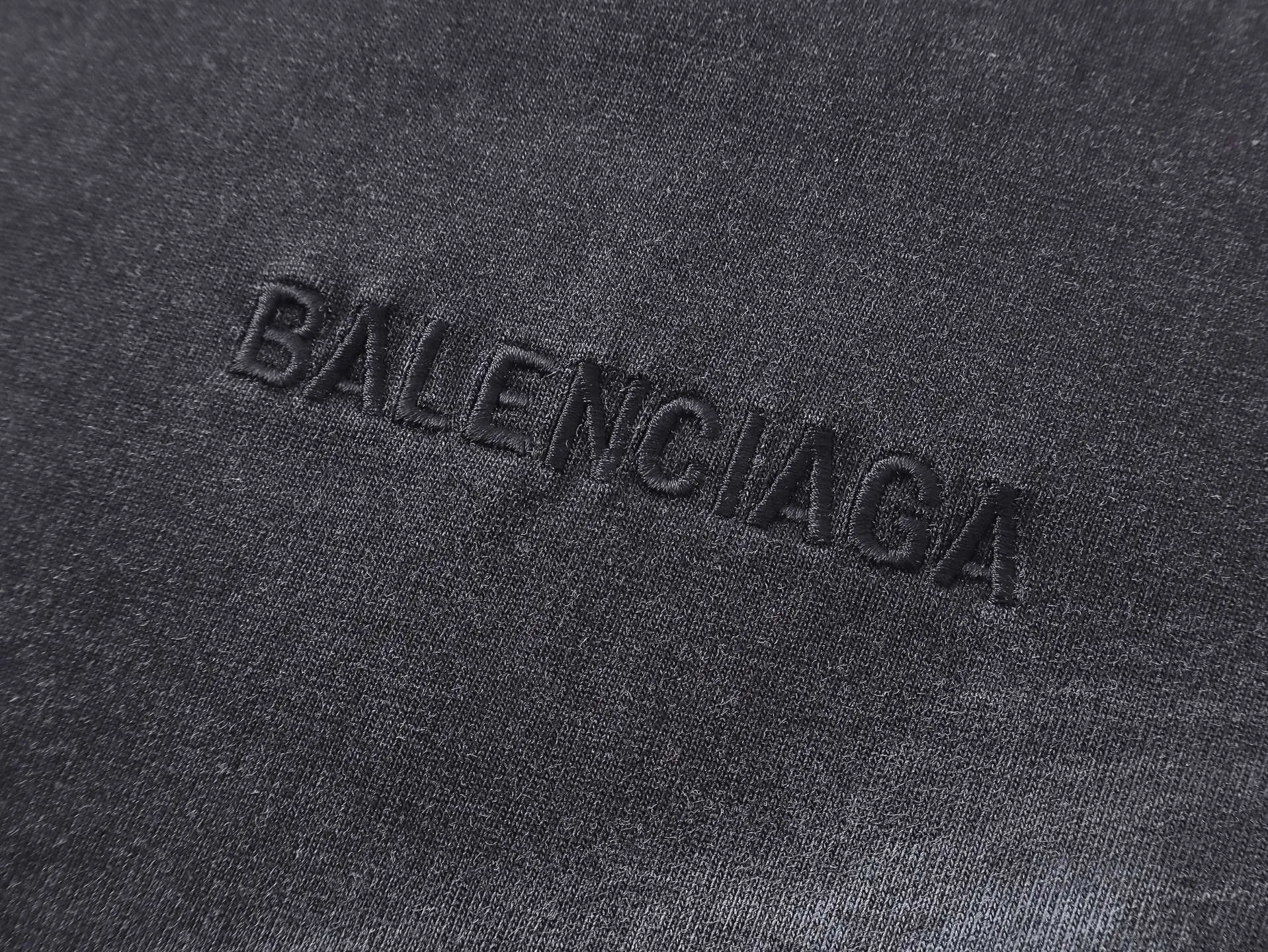 🅿️226 Actual pictures [Top version. Official website quality] BALENCI*GA/Paris #2025 new style. Front and back letter LOGO embroidery, hand-painted graffiti, washed and worn long-sleeved T-shirt, full of design. Welcome to compare. Notice! ️The fabric uses genuine environmentally friendly dyes, custom-woven and dyed 100% cotton double yarn, weight 260 grams, the cloth surface is clean. The cloth pattern is clear, soft and comfortable. The threads are dyed with no color difference. The classic letter LOGO is embroidered using imported Tajima embroidery machine. The garments are washed, distressed and hand-painted with graffiti. Extra heavy craftsmanship. . Restore the brick cabinet, adopt OS loose shoulder style. Same style for men and women. Code: BL255072 Color: black and gray Size: XS S M L