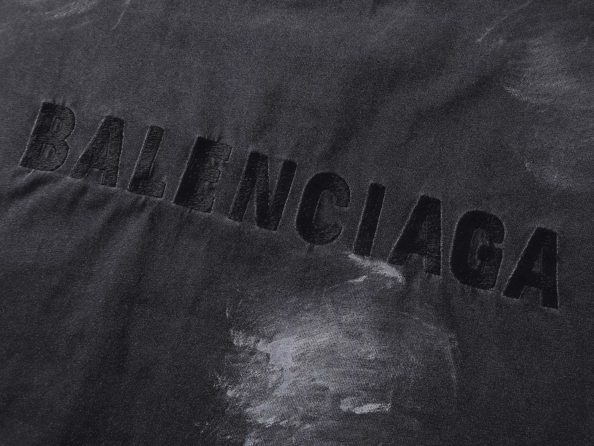🅿️226 Actual pictures [Top version. Official website quality] BALENCI*GA/Paris #2025 new style. Front and back letter LOGO embroidery, hand-painted graffiti, washed and worn long-sleeved T-shirt, full of design. Welcome to compare. Notice! ️The fabric uses genuine environmentally friendly dyes, custom-woven and dyed 100% cotton double yarn, weight 260 grams, the cloth surface is clean. The cloth pattern is clear, soft and comfortable. The threads are dyed with no color difference. The classic letter LOGO is embroidered using imported Tajima embroidery machine. The garments are washed, distressed and hand-painted with graffiti. Extra heavy craftsmanship. . Restore the brick cabinet, adopt OS loose shoulder style. Same style for men and women. Code: BL255072 Color: black and gray Size: XS S M L