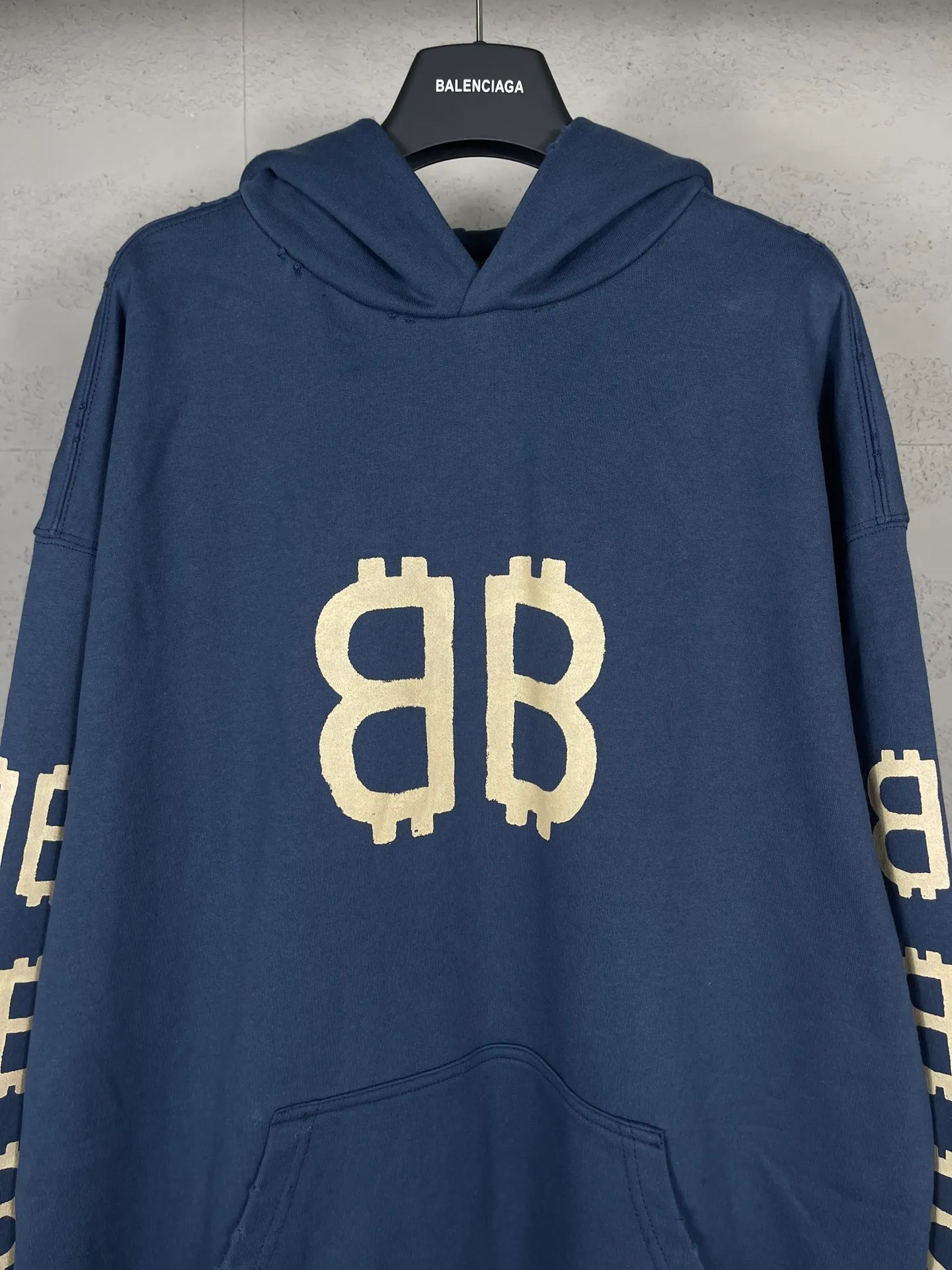 🅿️356 Detailed Pictures [Top version. Official website quality] BALENCI*GA/Paris. 2023 latest mud hand-painted frayed washed and distressed long-sleeved hooded sweatshirt. The brick cabinets are synchronized. ⚠️ Differentiate the market currency. Developed by YB. The color is black and blue. Worn. The hand-painted is consistent with ZP, ‼ ️The fabric is made of Paris ZP custom-woven and dyed cotton sweatshirt. The weight is 450 grams. The cloth surface is clean. The cloth pattern is clear, soft and comfortable. The threads are dyed with no color difference. Ready-made garments are hand-painted, worn, and distressed, with heavy craftsmanship. Comparisons welcome. The version adopts OS loose shoulder design. Same style for men and women. Code: BL238003 Color: black blue, off-white, blue Size: XS S M L