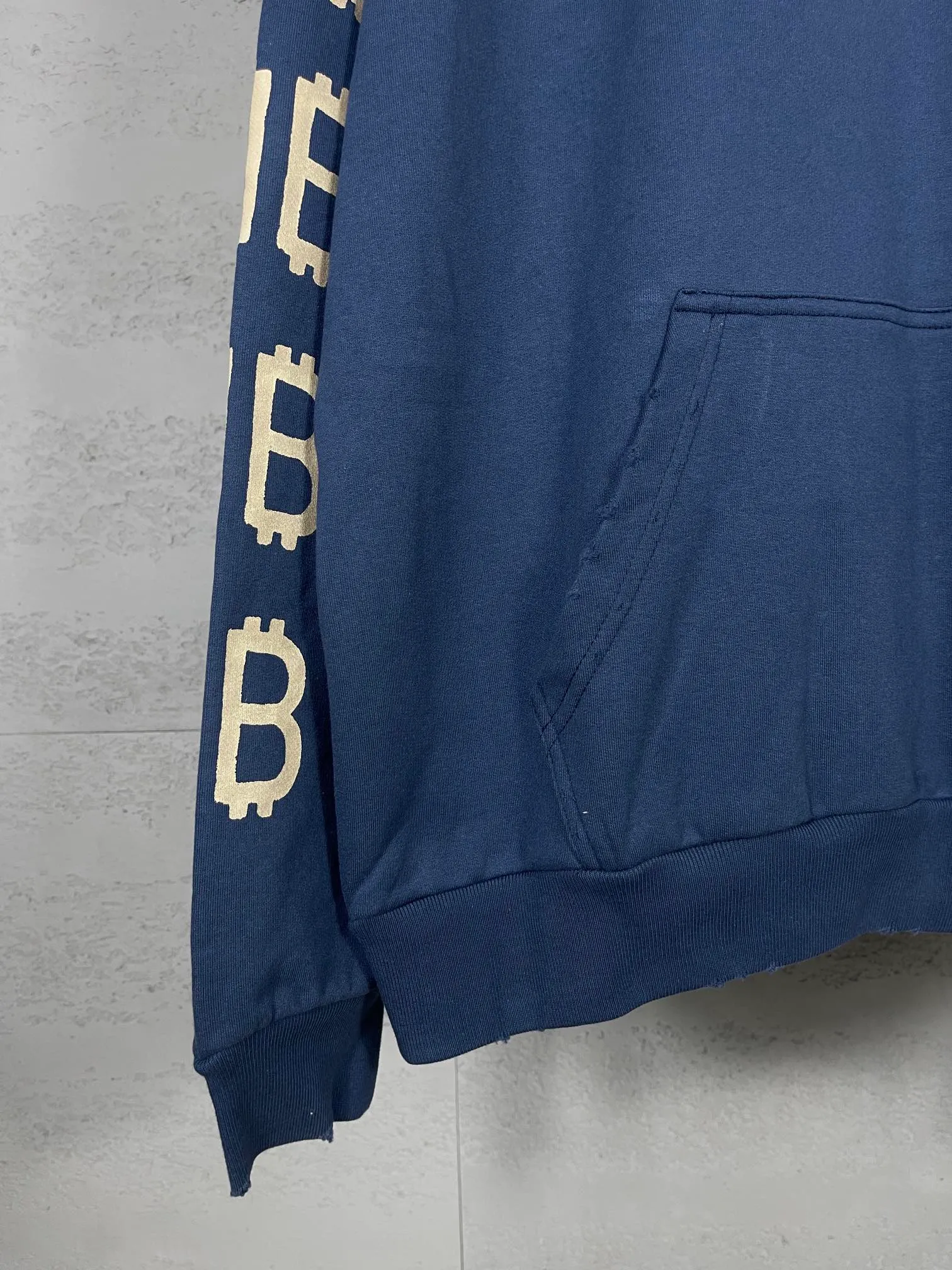 🅿️356 Detailed Pictures [Top version. Official website quality] BALENCI*GA/Paris. 2023 latest mud hand-painted frayed washed and distressed long-sleeved hooded sweatshirt. The brick cabinets are synchronized. ⚠️ Differentiate the market currency. Developed by YB. The color is black and blue. Worn. The hand-painted is consistent with ZP, ‼ ️The fabric is made of Paris ZP custom-woven and dyed cotton sweatshirt. The weight is 450 grams. The cloth surface is clean. The cloth pattern is clear, soft and comfortable. The threads are dyed with no color difference. Ready-made garments are hand-painted, worn, and distressed, with heavy craftsmanship. Comparisons welcome. The version adopts OS loose shoulder design. Same style for men and women. Code: BL238003 Color: black blue, off-white, blue Size: XS S M L