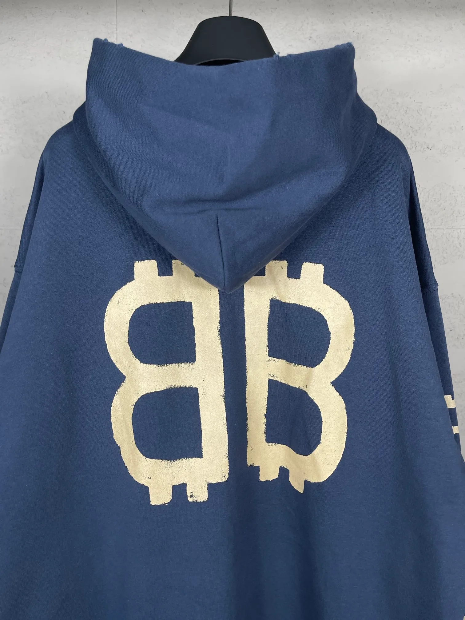 🅿️356 Detailed Pictures [Top version. Official website quality] BALENCI*GA/Paris. 2023 latest mud hand-painted frayed washed and distressed long-sleeved hooded sweatshirt. The brick cabinets are synchronized. ⚠️ Differentiate the market currency. Developed by YB. The color is black and blue. Worn. The hand-painted is consistent with ZP, ‼ ️The fabric is made of Paris ZP custom-woven and dyed cotton sweatshirt. The weight is 450 grams. The cloth surface is clean. The cloth pattern is clear, soft and comfortable. The threads are dyed with no color difference. Ready-made garments are hand-painted, worn, and distressed, with heavy craftsmanship. Comparisons welcome. The version adopts OS loose shoulder design. Same style for men and women. Code: BL238003 Color: black blue, off-white, blue Size: XS S M L