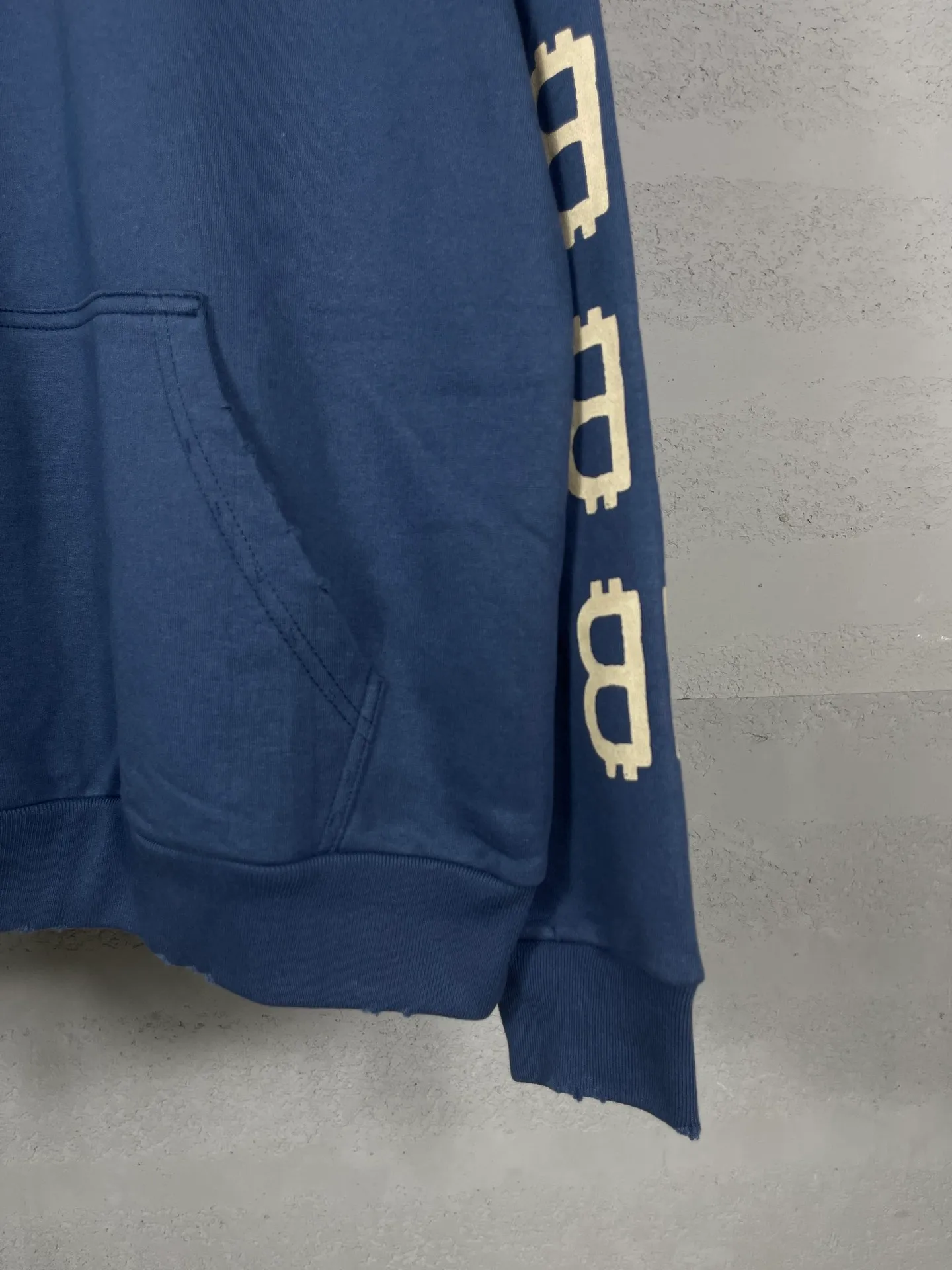 🅿️356 Detailed Pictures [Top version. Official website quality] BALENCI*GA/Paris. 2023 latest mud hand-painted frayed washed and distressed long-sleeved hooded sweatshirt. The brick cabinets are synchronized. ⚠️ Differentiate the market currency. Developed by YB. The color is black and blue. Worn. The hand-painted is consistent with ZP, ‼ ️The fabric is made of Paris ZP custom-woven and dyed cotton sweatshirt. The weight is 450 grams. The cloth surface is clean. The cloth pattern is clear, soft and comfortable. The threads are dyed with no color difference. Ready-made garments are hand-painted, worn, and distressed, with heavy craftsmanship. Comparisons welcome. The version adopts OS loose shoulder design. Same style for men and women. Code: BL238003 Color: black blue, off-white, blue Size: XS S M L