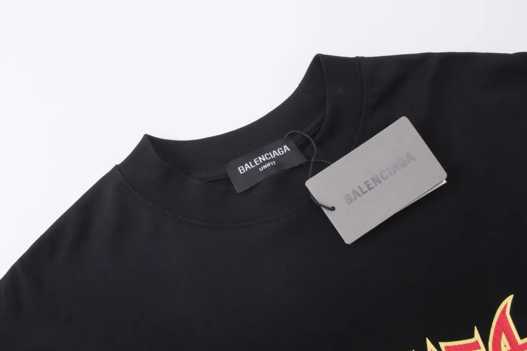 🅿️260 -BALENCI*GA Paris Lightning letter style long sleeves. The fabric is made of Paris custom-woven and dyed double-yarn pure cotton fabric. The weight is 280g. The thread is custom-woven and dyed without color difference. The front and back are cracked on the left and right sleeves. The hem is manually hand-painted. The cuffs are spliced. Two high-temperature shaping washes. os dropped shoulders are loose and the same style for men and women -Color: black white -SIZE: XS S M L Style number 8618#