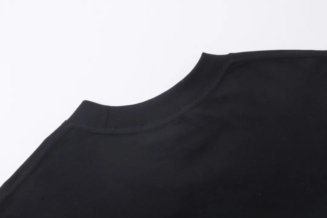 🅿️260 -BALENCI*GA Paris Lightning letter style long sleeves. The fabric is made of Paris custom-woven and dyed double-yarn pure cotton fabric. The weight is 280g. The thread is custom-woven and dyed without color difference. The front and back are cracked on the left and right sleeves. The hem is manually hand-painted. The cuffs are spliced. Two high-temperature shaping washes. os dropped shoulders are loose and the same style for men and women -Color: black white -SIZE: XS S M L Style number 8618#