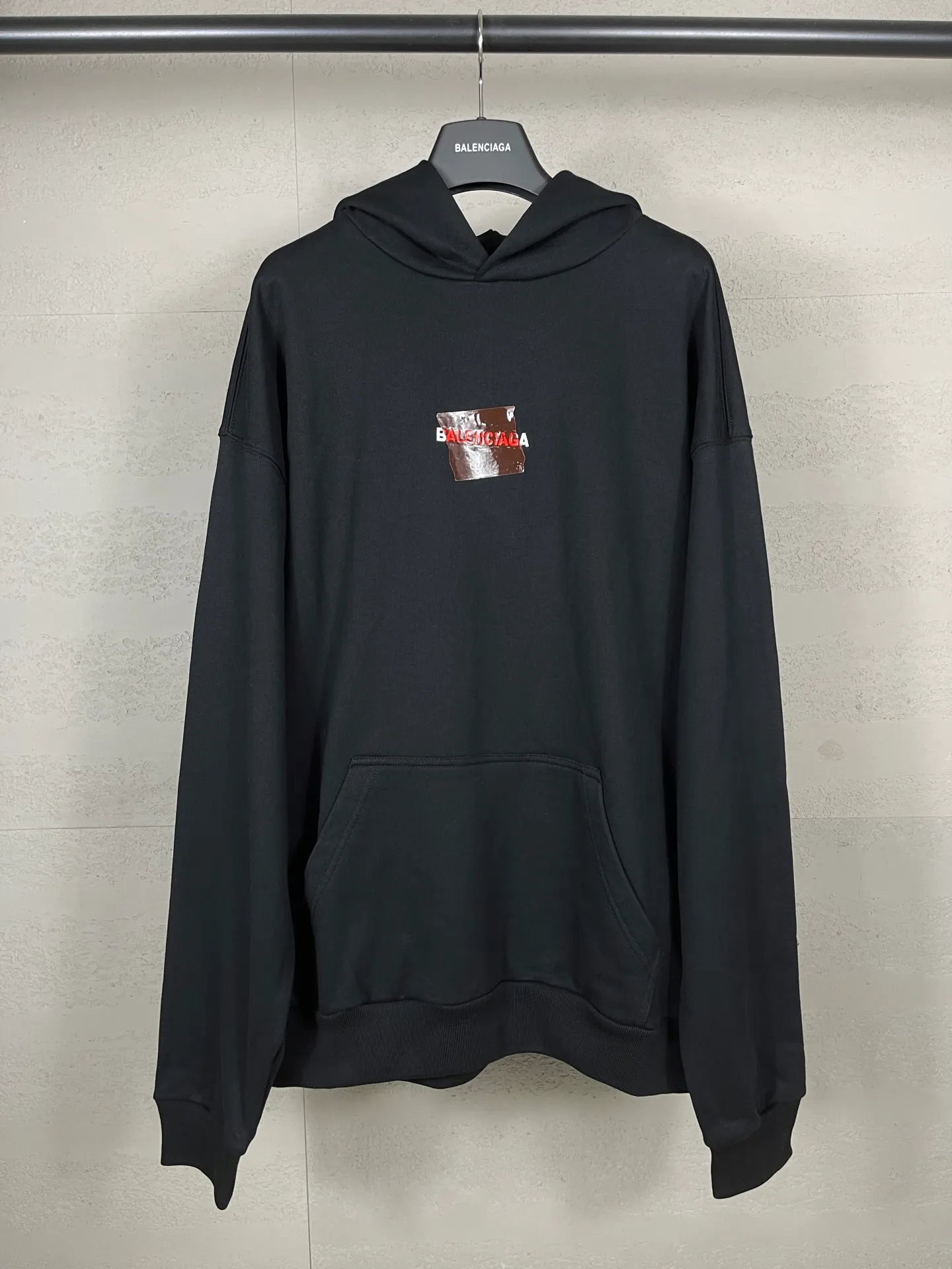 🅿️320 real photos [Top version. Official website quality] BALENCI*GA/Paris #2025 autumn and winter new style front and rear letter LOGO embroidered tape taped hooded sweatshirt. Full sense of design, welcome to compare. The fabric is made of Paris ZP custom-woven and dyed cotton sweatshirt. The weight is 460 grams. The cloth surface is clean. The cloth pattern is clear, soft and comfortable. The threads are dyed with no color difference. The classic letter LOGO is embroidered with imported Tajima embroidery machine. The tape is stamped with imported transparent glue. The effect is three-dimensional. Restore the brick cabinet, adopt OS loose shoulder style. Same style for men and women. Code: BL259910 Color: black, sky blue Size: XS S M L