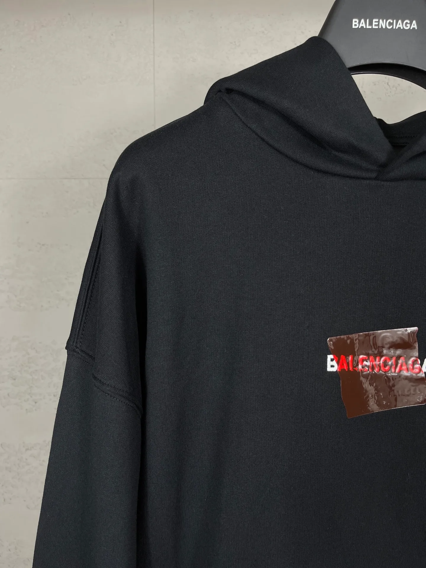 🅿️320 real photos [Top version. Official website quality] BALENCI*GA/Paris #2025 autumn and winter new style front and rear letter LOGO embroidered tape taped hooded sweatshirt. Full sense of design, welcome to compare. The fabric is made of Paris ZP custom-woven and dyed cotton sweatshirt. The weight is 460 grams. The cloth surface is clean. The cloth pattern is clear, soft and comfortable. The threads are dyed with no color difference. The classic letter LOGO is embroidered with imported Tajima embroidery machine. The tape is stamped with imported transparent glue. The effect is three-dimensional. Restore the brick cabinet, adopt OS loose shoulder style. Same style for men and women. Code: BL259910 Color: black, sky blue Size: XS S M L