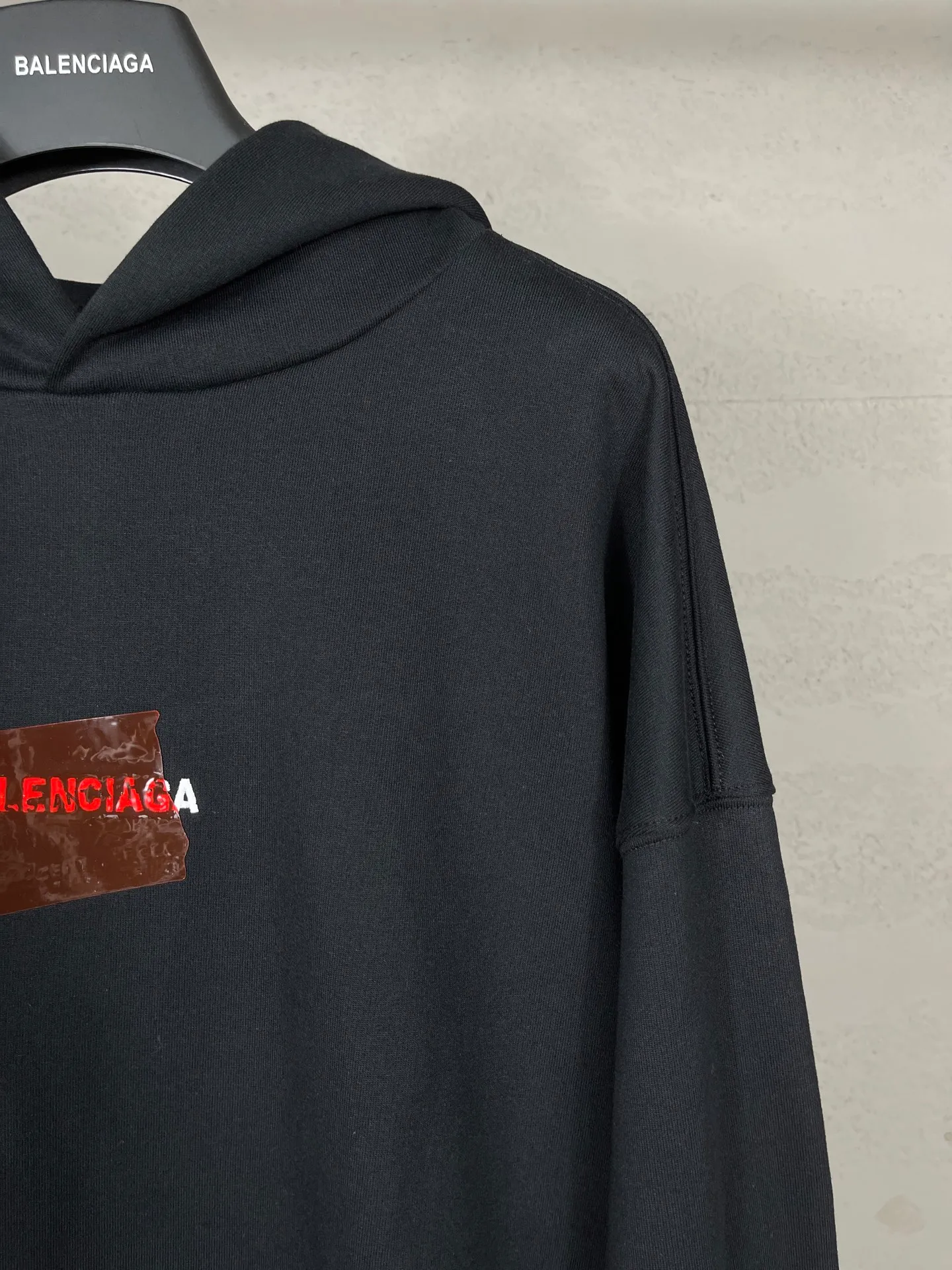 🅿️320 real photos [Top version. Official website quality] BALENCI*GA/Paris #2025 autumn and winter new style front and rear letter LOGO embroidered tape taped hooded sweatshirt. Full sense of design, welcome to compare. The fabric is made of Paris ZP custom-woven and dyed cotton sweatshirt. The weight is 460 grams. The cloth surface is clean. The cloth pattern is clear, soft and comfortable. The threads are dyed with no color difference. The classic letter LOGO is embroidered with imported Tajima embroidery machine. The tape is stamped with imported transparent glue. The effect is three-dimensional. Restore the brick cabinet, adopt OS loose shoulder style. Same style for men and women. Code: BL259910 Color: black, sky blue Size: XS S M L