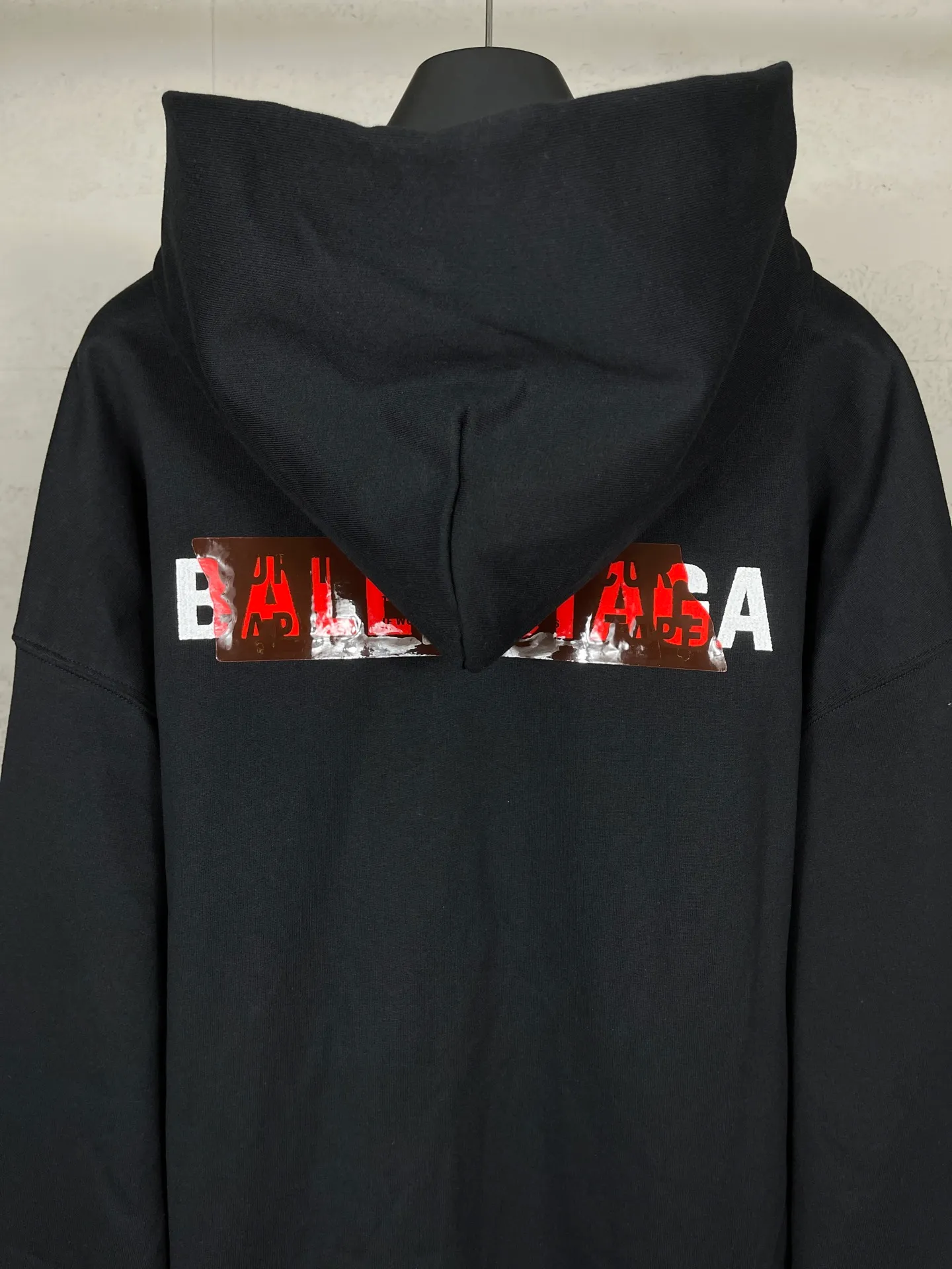 🅿️320 real photos [Top version. Official website quality] BALENCI*GA/Paris #2025 autumn and winter new style front and rear letter LOGO embroidered tape taped hooded sweatshirt. Full sense of design, welcome to compare. The fabric is made of Paris ZP custom-woven and dyed cotton sweatshirt. The weight is 460 grams. The cloth surface is clean. The cloth pattern is clear, soft and comfortable. The threads are dyed with no color difference. The classic letter LOGO is embroidered with imported Tajima embroidery machine. The tape is stamped with imported transparent glue. The effect is three-dimensional. Restore the brick cabinet, adopt OS loose shoulder style. Same style for men and women. Code: BL259910 Color: black, sky blue Size: XS S M L