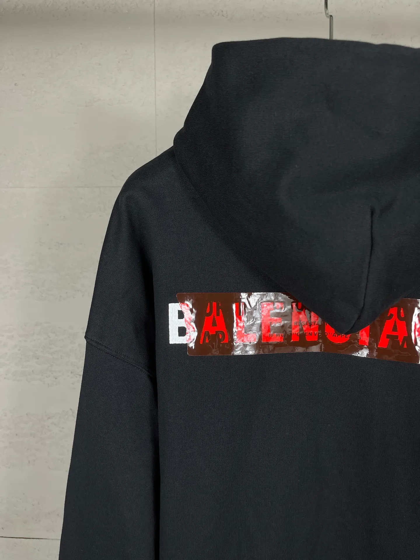 🅿️320 real photos [Top version. Official website quality] BALENCI*GA/Paris #2025 autumn and winter new style front and rear letter LOGO embroidered tape taped hooded sweatshirt. Full sense of design, welcome to compare. The fabric is made of Paris ZP custom-woven and dyed cotton sweatshirt. The weight is 460 grams. The cloth surface is clean. The cloth pattern is clear, soft and comfortable. The threads are dyed with no color difference. The classic letter LOGO is embroidered with imported Tajima embroidery machine. The tape is stamped with imported transparent glue. The effect is three-dimensional. Restore the brick cabinet, adopt OS loose shoulder style. Same style for men and women. Code: BL259910 Color: black, sky blue Size: XS S M L