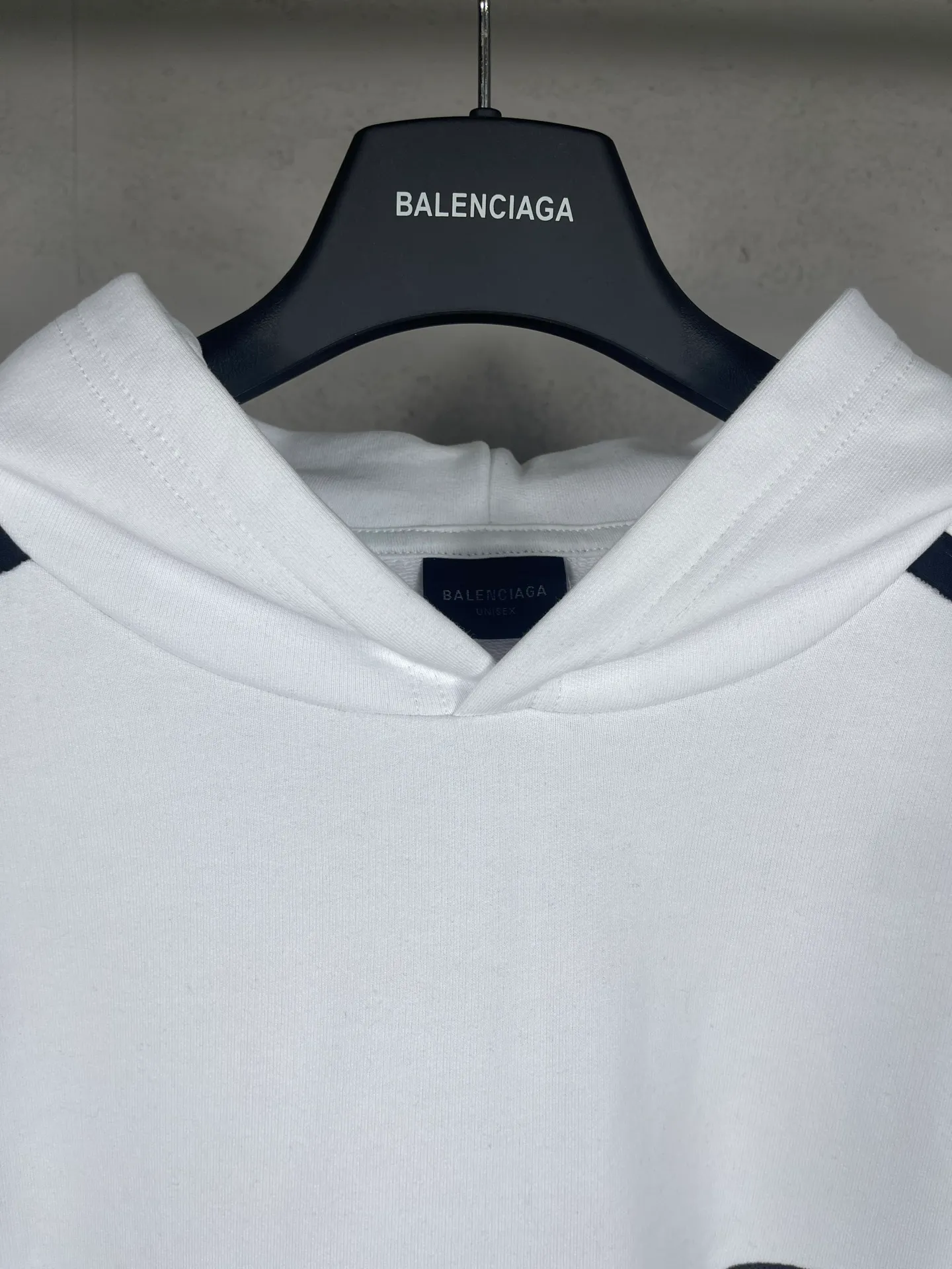 🅿️370 Detailed picture [Top version. Official website quality] BALENCI*GA/Paris SS25 latest model, shoulder sleeves color matching, tie strips, classic double-ring LOGO hooded sweatshirt embroidered on the front left chest, synchronized with brick cabinets, developed at the first time. The fabric is made of Paris ZP custom-woven and dyed cotton sweatshirt. Weighing 460 grams, the cloth surface is clean. The cloth pattern is clear, soft and comfortable. The threads are dyed with no color difference. The classic pattern embroidery is embroidered using an imported Tajima embroidery machine. The letters are clear, three-dimensional and without burrs. Shoulder sleeves with color tie strips, fashionable and classic. Jubie market produces pictures based on pictures. Welcome to compare. The version adopts OS loose shoulder design. Same style for men and women. Code: BL259903 Color: black, white Size: XS S M L