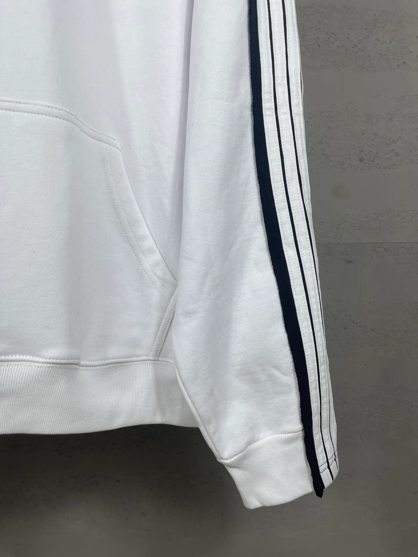 🅿️370 Detailed picture [Top version. Official website quality] BALENCI*GA/Paris SS25 latest model, shoulder sleeves color matching, tie strips, classic double-ring LOGO hooded sweatshirt embroidered on the front left chest, synchronized with brick cabinets, developed at the first time. The fabric is made of Paris ZP custom-woven and dyed cotton sweatshirt. Weighing 460 grams, the cloth surface is clean. The cloth pattern is clear, soft and comfortable. The threads are dyed with no color difference. The classic pattern embroidery is embroidered using an imported Tajima embroidery machine. The letters are clear, three-dimensional and without burrs. Shoulder sleeves with color tie strips, fashionable and classic. Jubie market produces pictures based on pictures. Welcome to compare. The version adopts OS loose shoulder design. Same style for men and women. Code: BL259903 Color: black, white Size: XS S M L
