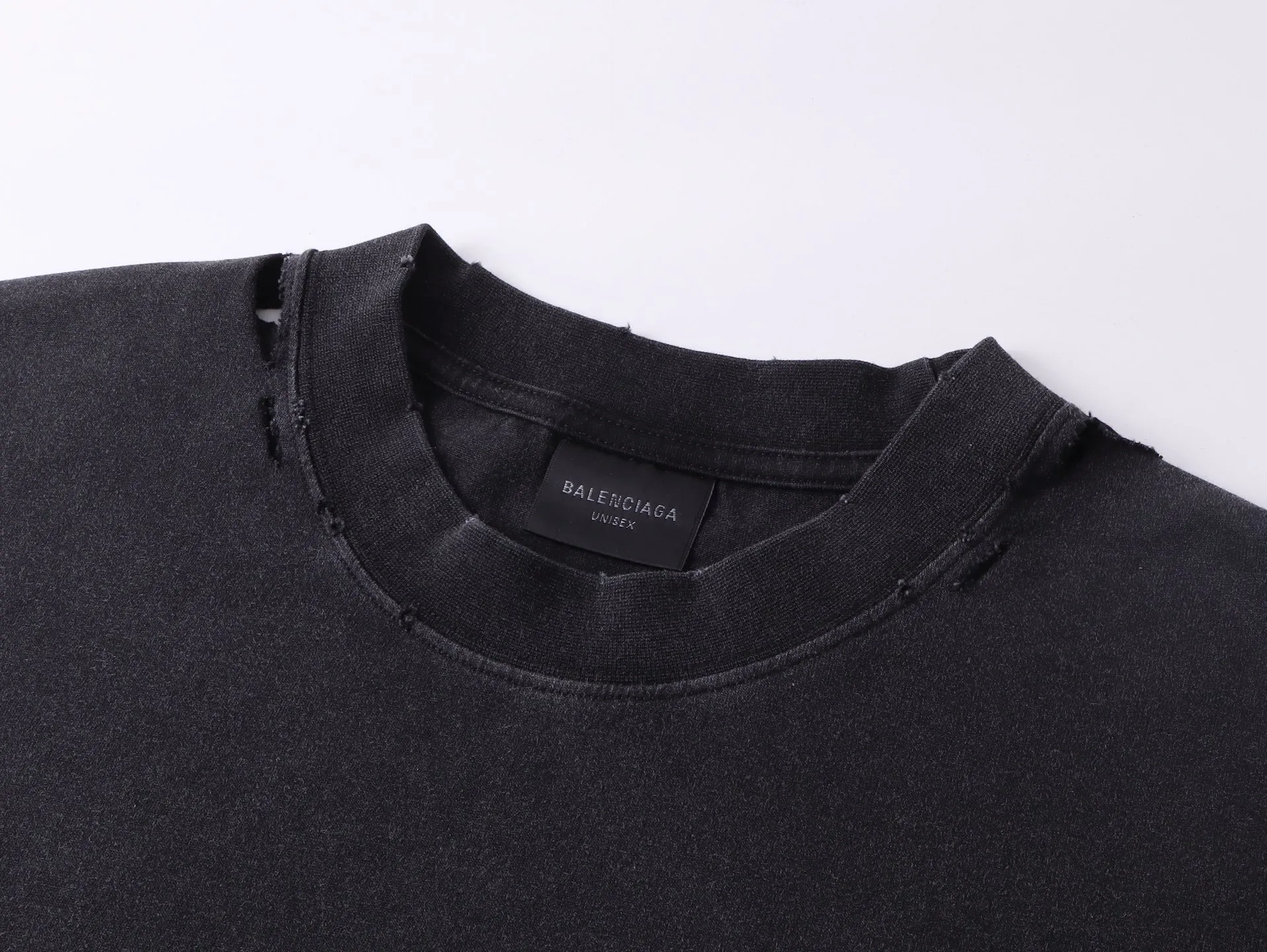 🅿️190 Detail Picture [Top version. Official website quality] BALENCI*GA/Paris. 25ss latest model. Paris English color LOGO foam printed washed and distressed short-sleeved T-shirt. Brick cabinet synchronization. The fabric is made of Paris ZP custom-woven and dyed 100% cotton double yarn compact cotton. The weight is 260 grams, the cloth surface is clean. The cloth pattern is clear, soft and comfortable, and the thread is dyed with no color difference. The classic pattern is foam printed using environmentally friendly imported materials, with clear letters and a strong three-dimensional feel. Restored brick cabinet. The garments were washed and aged, and polished by many hands. Produced by ultra-heavy craftsmanship, the market currency is very different, welcome to compare. The version adopts OS loose shoulder design. The same style for men and women. Code: BL253686 Color: black, floral gray Size: XS S M L