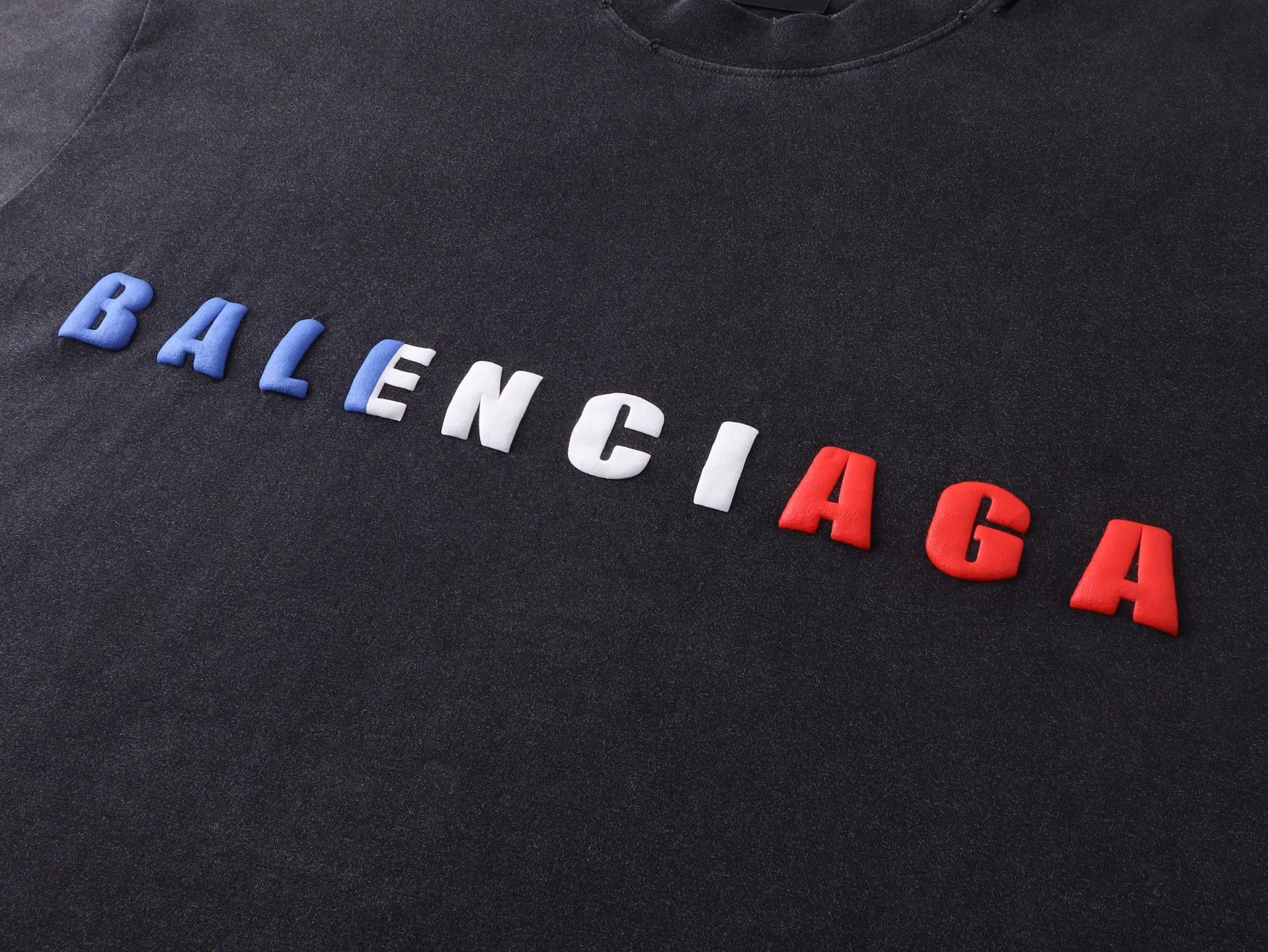 🅿️190 Detail Picture [Top version. Official website quality] BALENCI*GA/Paris. 25ss latest model. Paris English color LOGO foam printed washed and distressed short-sleeved T-shirt. Brick cabinet synchronization. The fabric is made of Paris ZP custom-woven and dyed 100% cotton double yarn compact cotton. The weight is 260 grams, the cloth surface is clean. The cloth pattern is clear, soft and comfortable, and the thread is dyed with no color difference. The classic pattern is foam printed using environmentally friendly imported materials, with clear letters and a strong three-dimensional feel. Restored brick cabinet. The garments were washed and aged, and polished by many hands. Produced by ultra-heavy craftsmanship, the market currency is very different, welcome to compare. The version adopts OS loose shoulder design. The same style for men and women. Code: BL253686 Color: black, floral gray Size: XS S M L