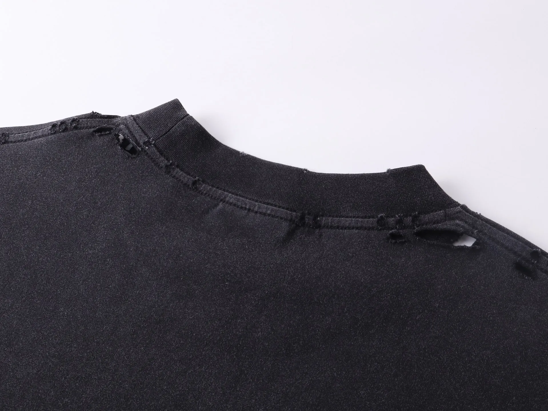 🅿️190 Detail Picture [Top version. Official website quality] BALENCI*GA/Paris. 25ss latest model. Paris English color LOGO foam printed washed and distressed short-sleeved T-shirt. Brick cabinet synchronization. The fabric is made of Paris ZP custom-woven and dyed 100% cotton double yarn compact cotton. The weight is 260 grams, the cloth surface is clean. The cloth pattern is clear, soft and comfortable, and the thread is dyed with no color difference. The classic pattern is foam printed using environmentally friendly imported materials, with clear letters and a strong three-dimensional feel. Restored brick cabinet. The garments were washed and aged, and polished by many hands. Produced by ultra-heavy craftsmanship, the market currency is very different, welcome to compare. The version adopts OS loose shoulder design. The same style for men and women. Code: BL253686 Color: black, floral gray Size: XS S M L