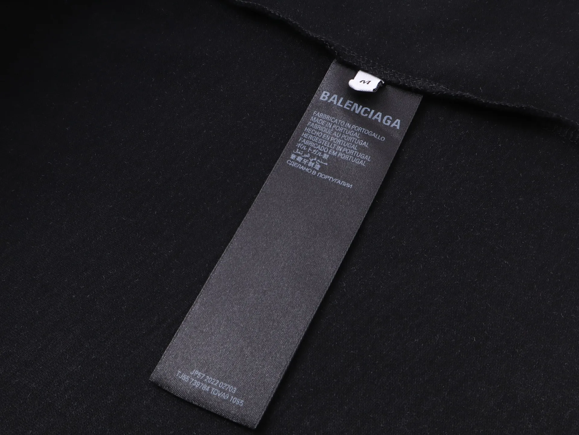 🅿️190 Detail Picture [Top version. Official website quality] BALENCI*GA/Paris. 25ss latest model. Paris English color LOGO foam printed washed and distressed short-sleeved T-shirt. Brick cabinet synchronization. The fabric is made of Paris ZP custom-woven and dyed 100% cotton double yarn compact cotton. The weight is 260 grams, the cloth surface is clean. The cloth pattern is clear, soft and comfortable, and the thread is dyed with no color difference. The classic pattern is foam printed using environmentally friendly imported materials, with clear letters and a strong three-dimensional feel. Restored brick cabinet. The garments were washed and aged, and polished by many hands. Produced by ultra-heavy craftsmanship, the market currency is very different, welcome to compare. The version adopts OS loose shoulder design. The same style for men and women. Code: BL253686 Color: black, floral gray Size: XS S M L