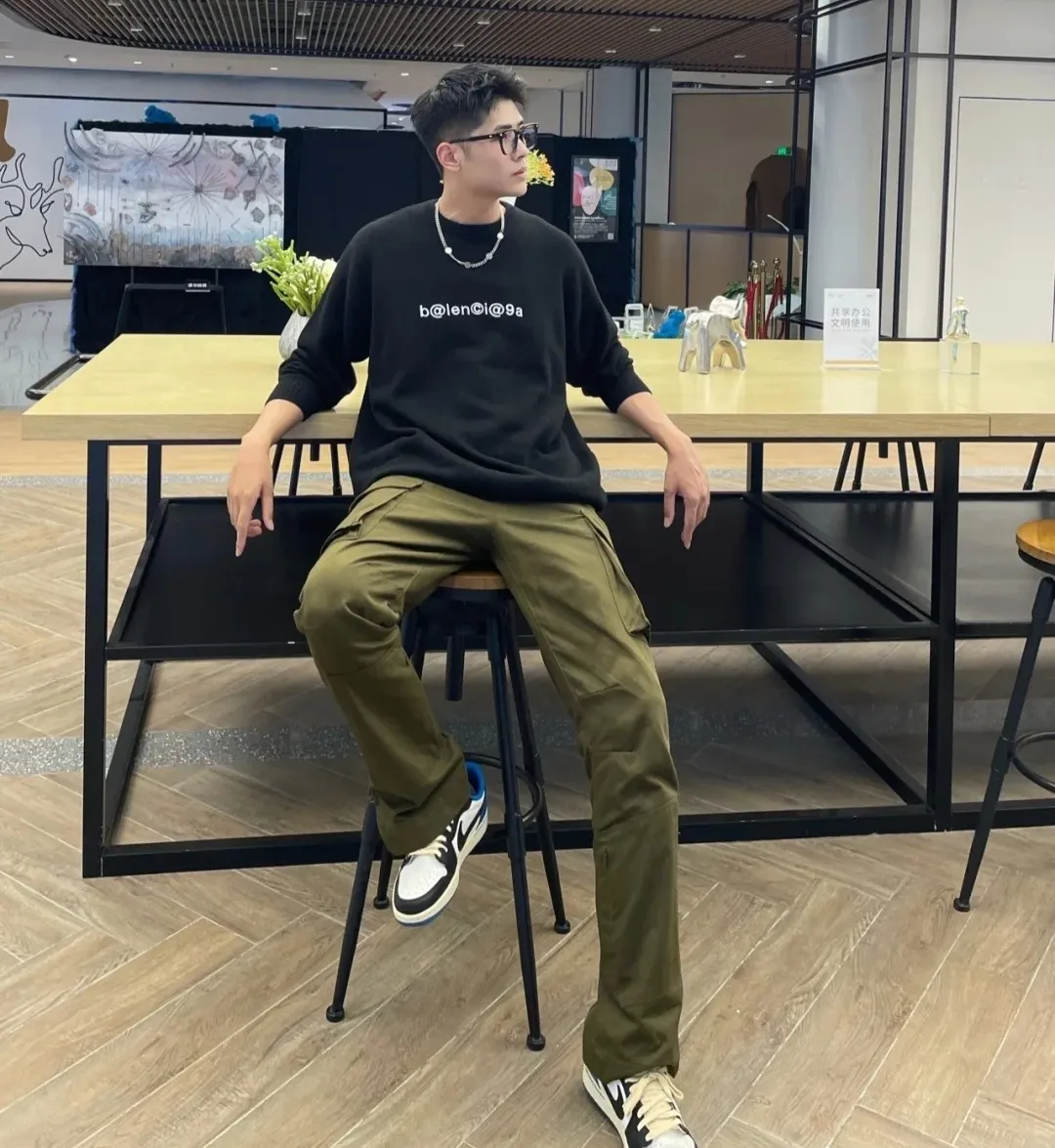 ♻️💯Reference model picture for the upper body❤️The top tested version of Balenciaga mailbox letter logo pure cotton loose cotton short sleeves for men and women couples. A simple basic T. Simple short sleeves that you can fall in love with at first sight. The Blcg mailbox logo on the chest is simple and beautiful. It is operated by an imported elliptical machine, without burrs and neatly aligned! The fabric is made of 260g double-ply double-yarn plain cotton fabric, which is different from the low-end version. The color is also super beautiful. It’s the best price! ! ! ! !  Color: black, white, fog blue, khaki, lake green Size: XS-L P:240