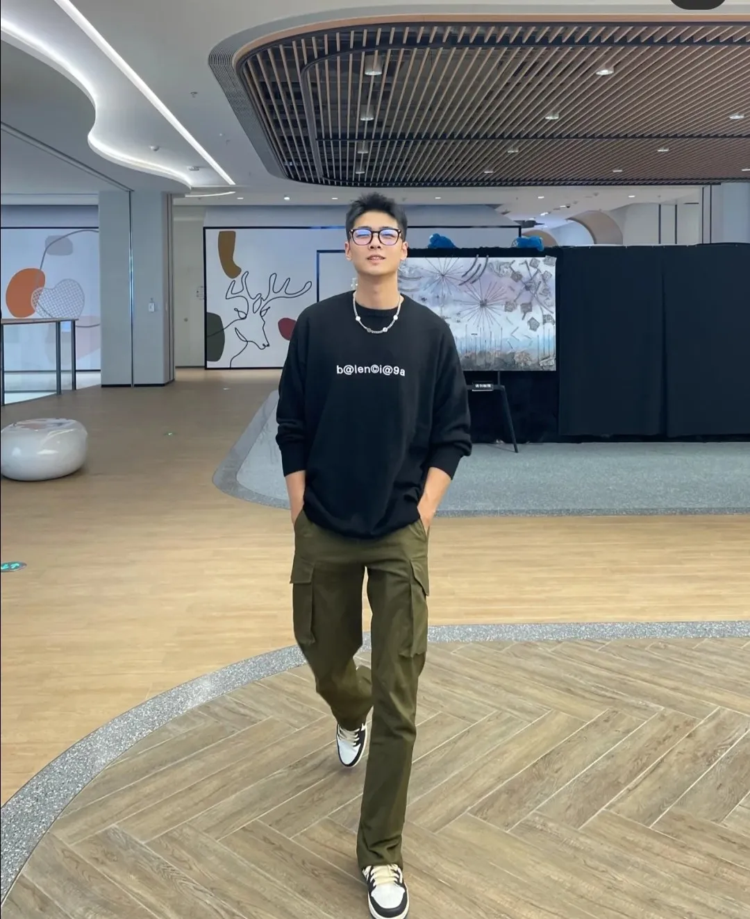 ♻️💯Reference model picture for the upper body❤️The top tested version of Balenciaga mailbox letter logo pure cotton loose cotton short sleeves for men and women couples. A simple basic T. Simple short sleeves that you can fall in love with at first sight. The Blcg mailbox logo on the chest is simple and beautiful. It is operated by an imported elliptical machine, without burrs and neatly aligned! The fabric is made of 260g double-ply double-yarn plain cotton fabric, which is different from the low-end version. The color is also super beautiful. It’s the best price! ! ! ! !  Color: black, white, fog blue, khaki, lake green Size: XS-L P:240