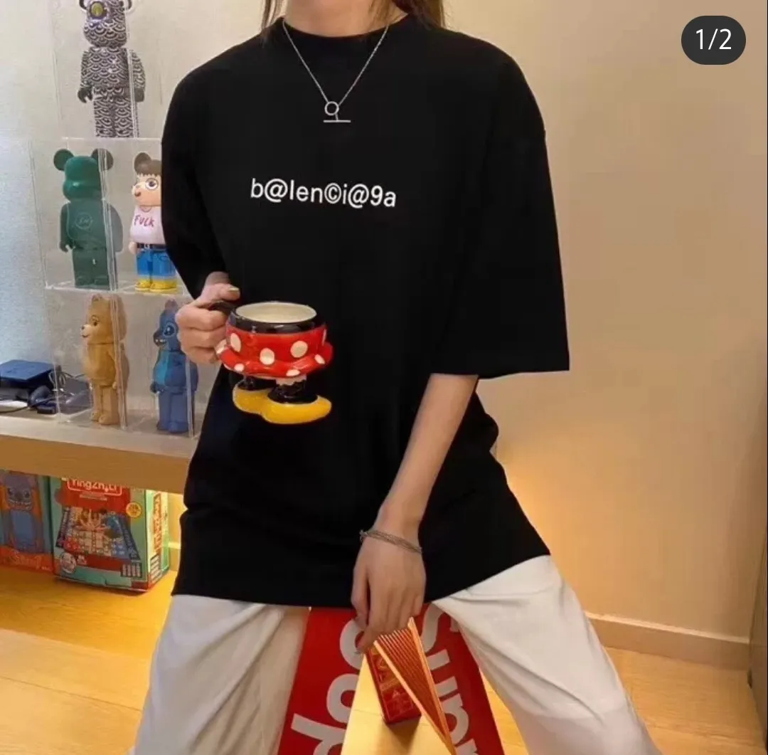 ♻️💯Reference model picture for the upper body❤️The top tested version of Balenciaga mailbox letter logo pure cotton loose cotton short sleeves for men and women couples. A simple basic T. Simple short sleeves that you can fall in love with at first sight. The Blcg mailbox logo on the chest is simple and beautiful. It is operated by an imported elliptical machine, without burrs and neatly aligned! The fabric is made of 260g double-ply double-yarn plain cotton fabric, which is different from the low-end version. The color is also super beautiful. It’s the best price! ! ! ! !  Color: black, white, fog blue, khaki, lake green Size: XS-L P:240