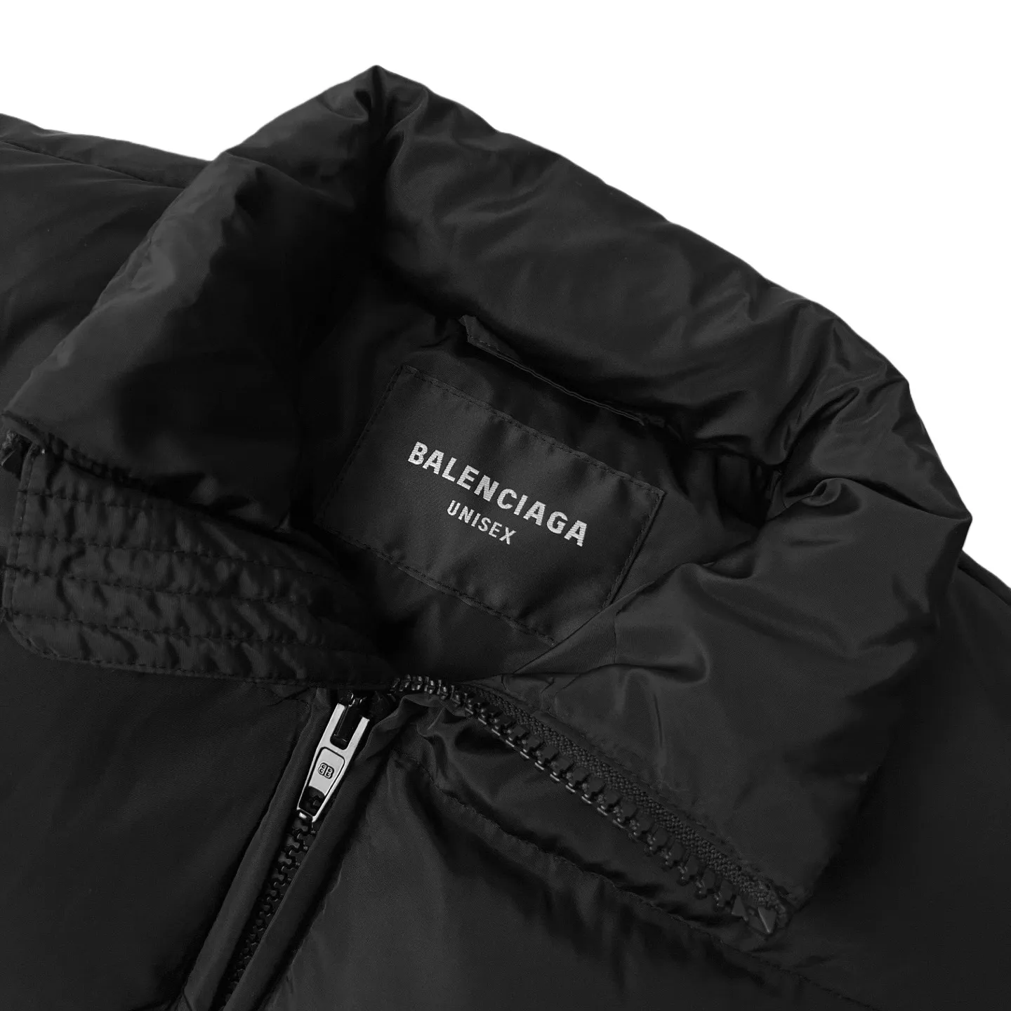 🅿️590 BLCG back neck letter embroidered waist cotton jacket. Original purchase and development of 23,500. The fabric is made of customized high-density nylon soft silk. It is delicate and smooth, comfortable and close to the skin. It uses classic black as the curtain to give deep sensory luxury. Use deconstruction as the knife and the future as the ink. Unique waist design. Rebellion from hiding to emphasizing. It is the visual anchor of the style. Balenciaga logo embroidery is embellished on the back collar. Low-key and powerful, highlighting the brand style. Leading the fashion trend with forward-looking design concepts. Enjoying a new level of fashion, using imported machine embroidery technology. Using advanced computer control systems and precision mechanical parts to realize Balenciaga embroidery operations with high precision. The lines are smooth and delicate, and the pure manual water disassembly process. After completing the initial combination of the lining cloth and the cotton piece, the craftsmen will further adjust and disassemble it in the water. The lining cloth and the cotton piece can achieve a perfect combination, making the lining cloth and the cotton piece more closely combined. Beautiful and neat, the template machine opens the bag. The preset template guides the position, shape and size of the bag opening. The accuracy ensures the quality of the bag opening effect. Size:S-M-L