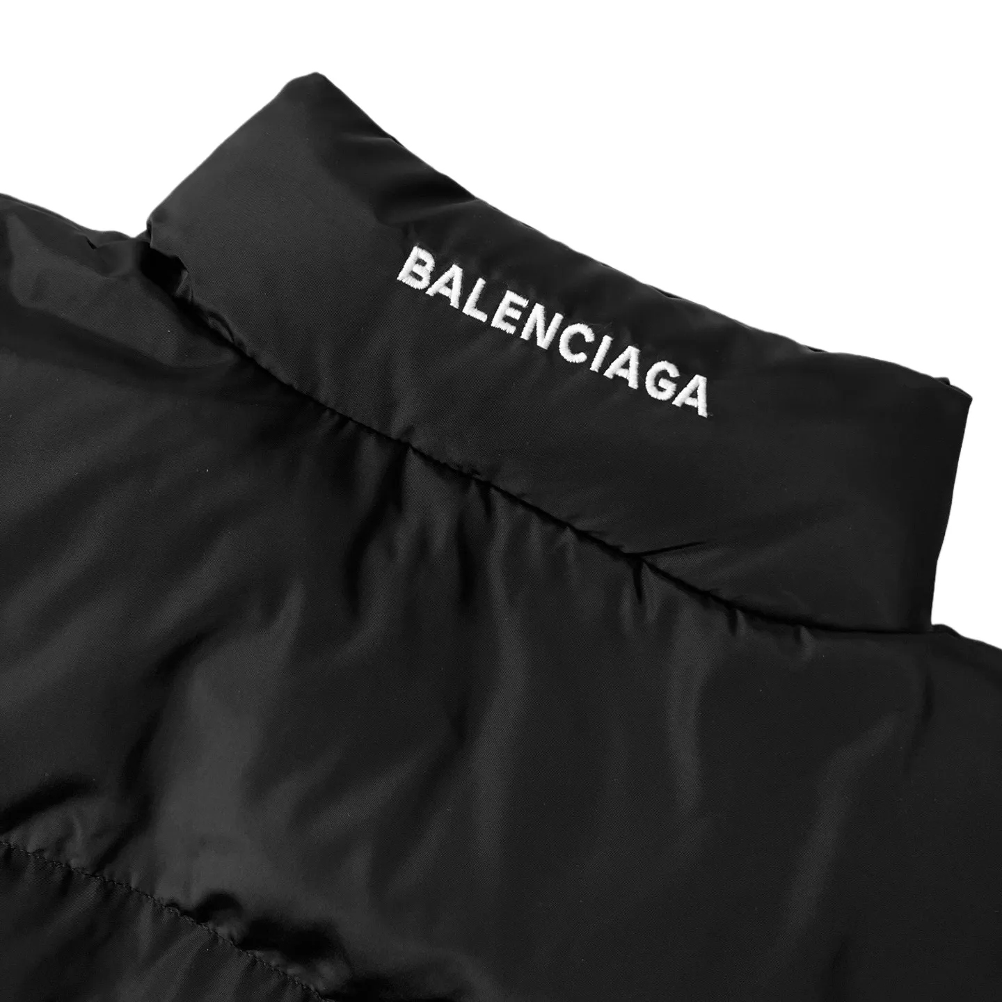 🅿️590 BLCG back neck letter embroidered waist cotton jacket. Original purchase and development of 23,500. The fabric is made of customized high-density nylon soft silk. It is delicate and smooth, comfortable and close to the skin. It uses classic black as the curtain to give deep sensory luxury. Use deconstruction as the knife and the future as the ink. Unique waist design. Rebellion from hiding to emphasizing. It is the visual anchor of the style. Balenciaga logo embroidery is embellished on the back collar. Low-key and powerful, highlighting the brand style. Leading the fashion trend with forward-looking design concepts. Enjoying a new level of fashion, using imported machine embroidery technology. Using advanced computer control systems and precision mechanical parts to realize Balenciaga embroidery operations with high precision. The lines are smooth and delicate, and the pure manual water disassembly process. After completing the initial combination of the lining cloth and the cotton piece, the craftsmen will further adjust and disassemble it in the water. The lining cloth and the cotton piece can achieve a perfect combination, making the lining cloth and the cotton piece more closely combined. Beautiful and neat, the template machine opens the bag. The preset template guides the position, shape and size of the bag opening. The accuracy ensures the quality of the bag opening effect. Size:S-M-L