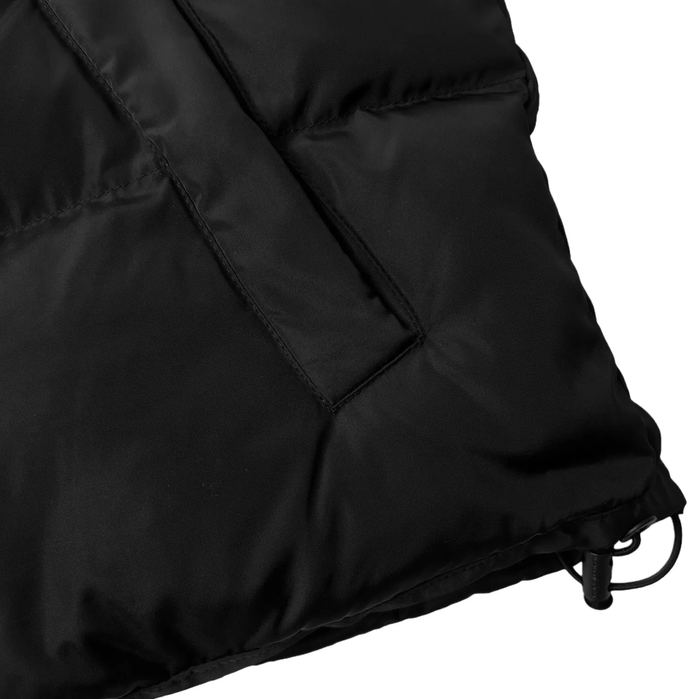 🅿️590 BLCG back neck letter embroidered waist cotton jacket. Original purchase and development of 23,500. The fabric is made of customized high-density nylon soft silk. It is delicate and smooth, comfortable and close to the skin. It uses classic black as the curtain to give deep sensory luxury. Use deconstruction as the knife and the future as the ink. Unique waist design. Rebellion from hiding to emphasizing. It is the visual anchor of the style. Balenciaga logo embroidery is embellished on the back collar. Low-key and powerful, highlighting the brand style. Leading the fashion trend with forward-looking design concepts. Enjoying a new level of fashion, using imported machine embroidery technology. Using advanced computer control systems and precision mechanical parts to realize Balenciaga embroidery operations with high precision. The lines are smooth and delicate, and the pure manual water disassembly process. After completing the initial combination of the lining cloth and the cotton piece, the craftsmen will further adjust and disassemble it in the water. The lining cloth and the cotton piece can achieve a perfect combination, making the lining cloth and the cotton piece more closely combined. Beautiful and neat, the template machine opens the bag. The preset template guides the position, shape and size of the bag opening. The accuracy ensures the quality of the bag opening effect. Size:S-M-L