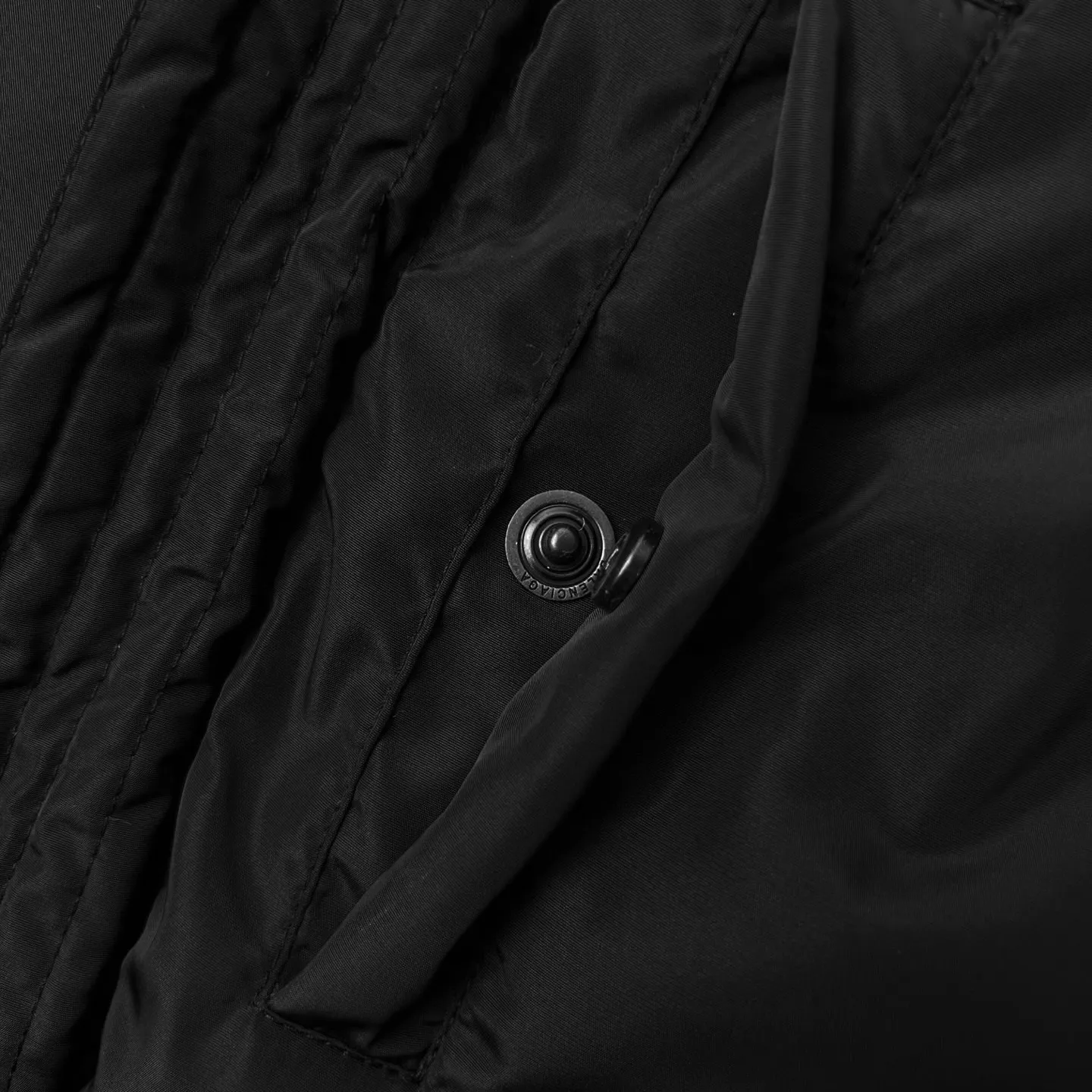 🅿️590 BLCG back neck letter embroidered waist cotton jacket. Original purchase and development of 23,500. The fabric is made of customized high-density nylon soft silk. It is delicate and smooth, comfortable and close to the skin. It uses classic black as the curtain to give deep sensory luxury. Use deconstruction as the knife and the future as the ink. Unique waist design. Rebellion from hiding to emphasizing. It is the visual anchor of the style. Balenciaga logo embroidery is embellished on the back collar. Low-key and powerful, highlighting the brand style. Leading the fashion trend with forward-looking design concepts. Enjoying a new level of fashion, using imported machine embroidery technology. Using advanced computer control systems and precision mechanical parts to realize Balenciaga embroidery operations with high precision. The lines are smooth and delicate, and the pure manual water disassembly process. After completing the initial combination of the lining cloth and the cotton piece, the craftsmen will further adjust and disassemble it in the water. The lining cloth and the cotton piece can achieve a perfect combination, making the lining cloth and the cotton piece more closely combined. Beautiful and neat, the template machine opens the bag. The preset template guides the position, shape and size of the bag opening. The accuracy ensures the quality of the bag opening effect. Size:S-M-L