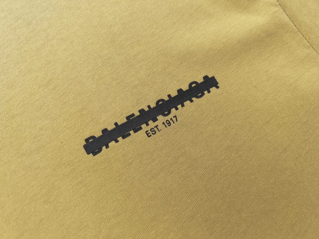 🅿️166 Detailed picture [Top version. Official website quality] BALENCI*GA/Paris. Seal letter LOGO printed short-sleeved T-shirt. Brick cabinet synchronization. The fabric is made of Paris ZP custom-woven and dyed 100% cotton double yarn compact cotton. The weight is 260 grams, the cloth surface is clean. The cloth pattern is clear, soft and comfortable. The threads are dyed with no color difference. The classic pattern is printed with environmentally friendly imported materials and precision printing screens, with clear letters and three-dimensional effect. Different market currency, welcome to compare, the version adopts OS loose shoulder version. Same style for men and women Coding: BL223032 Color: black, white, floral gray, khaki, blue Size: XS to L