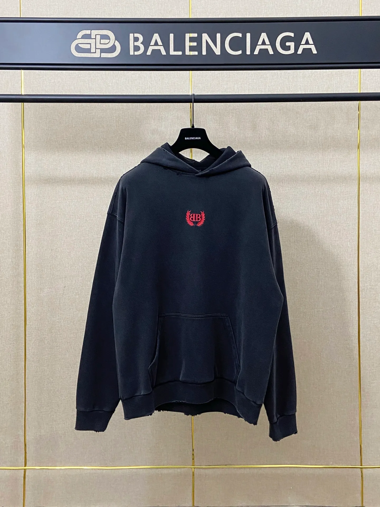 🅿️300 7203 Actual pictures Top version [[BALENCIA*GA] official website quality Paris new wheat ear LOGO front embroidery hooded sweatshirt OS version Loose dropped shoulders Unisex style Fabric: 480g 100% cotton terry Davidson Technique: Front embroidery Garment wash Distressed Frayed Styling Solid color Color: Washed black Size: XS S M L